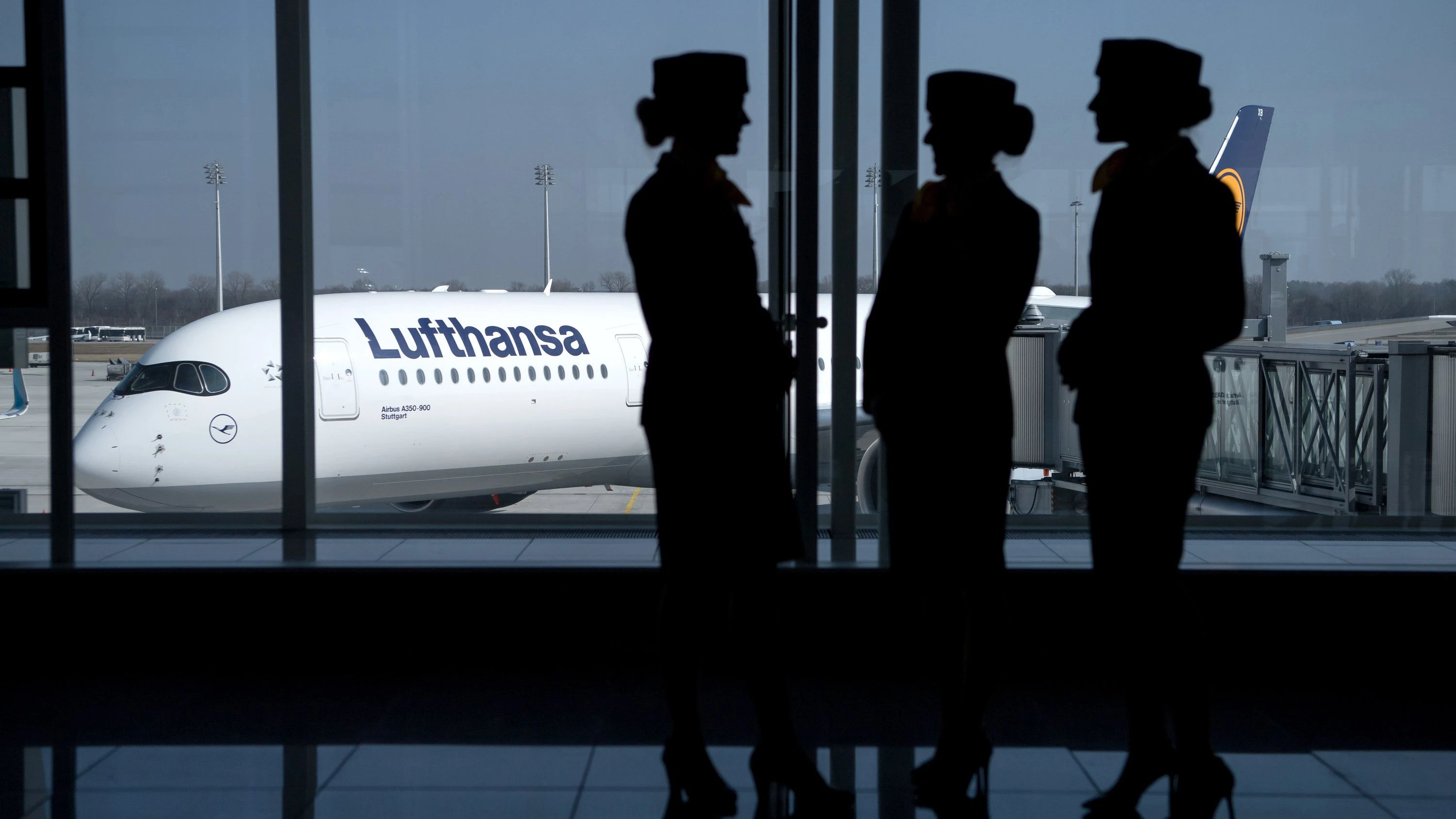 Flugausfälle Und Verspätungen: Crews der Lufthansa streiken den gesamten Donnerstag