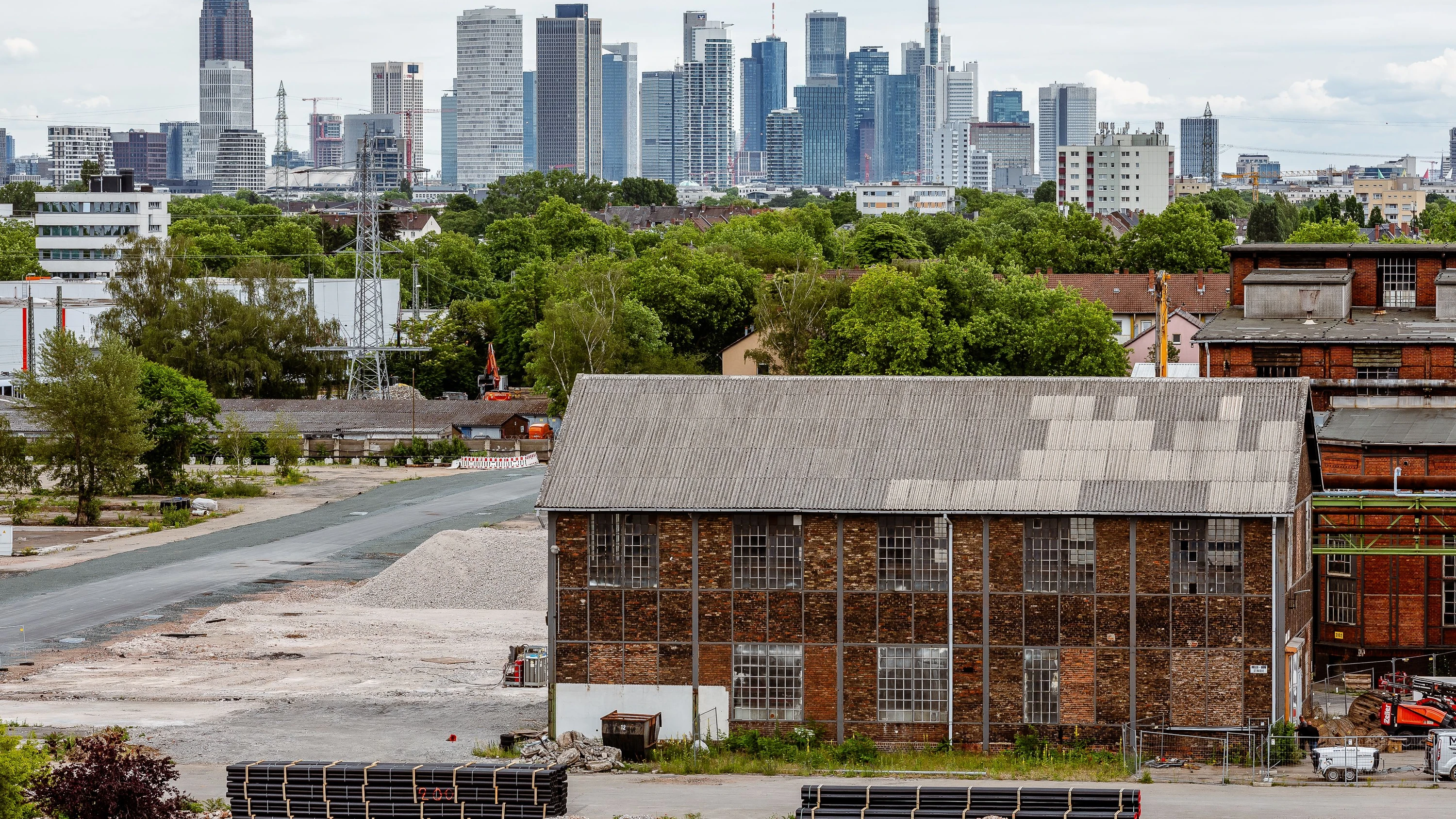 Bild: Industrie in Frankfurt: Gewerbegebiet mit Uferpark