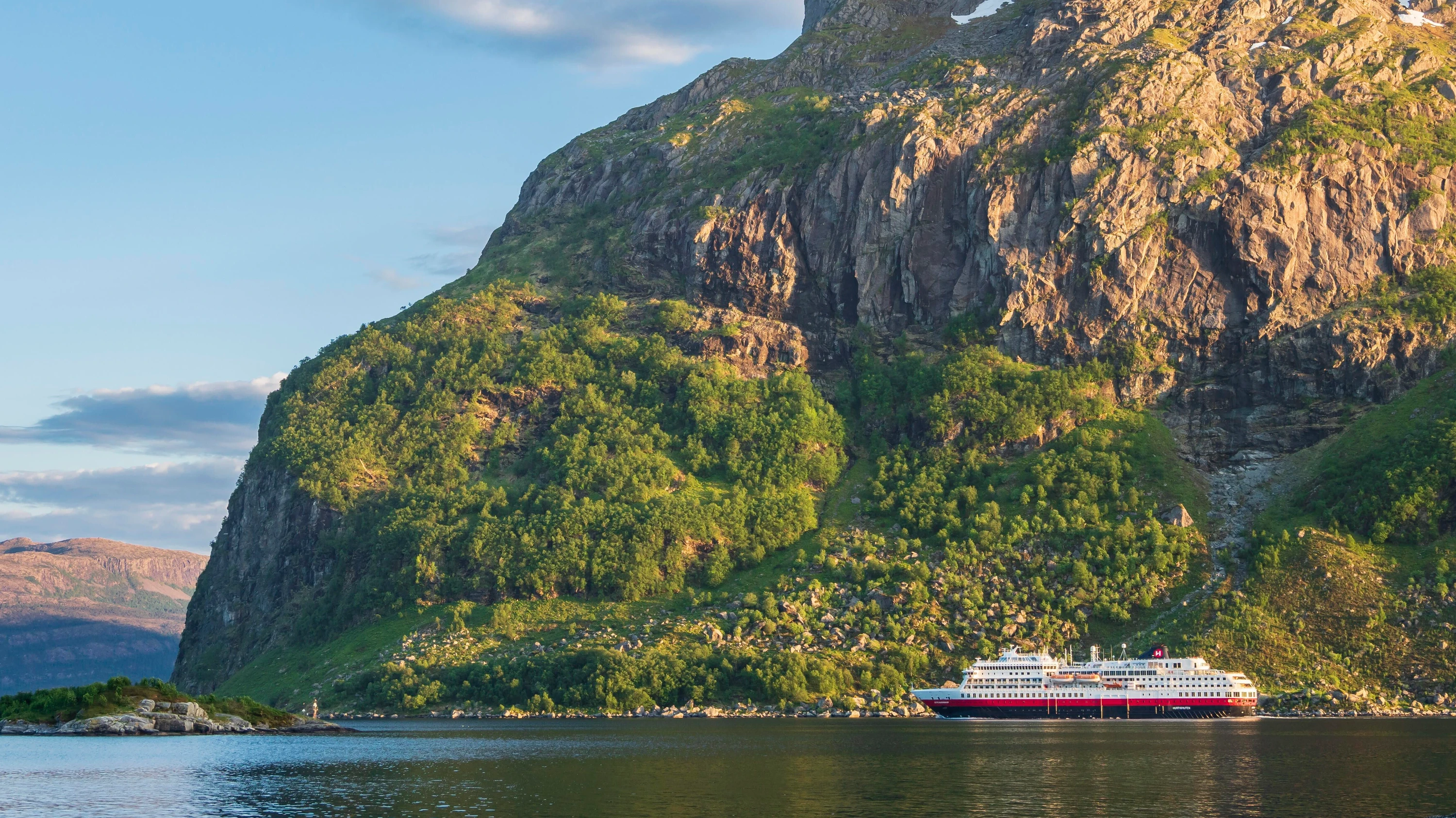 Schiff der Hurtigruten-Reederei unterwegs in Norwegen - Picture Alliance