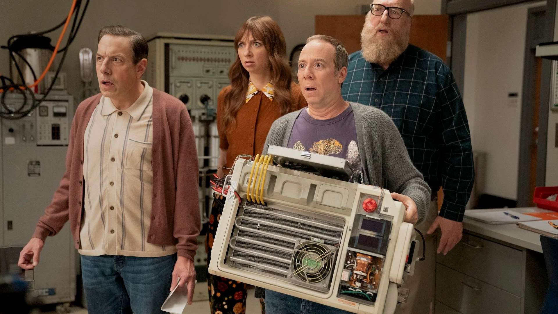 Sie sollen den Lauf der Zeit zurückdrehen, doch das wird schwierig: John Ross Bowie, Laure Lapkus, Kevin Sussman und Brian Posehn (v.l.) in „Stuart Fails to Save the Universe“. - Warner Bros. Discovery