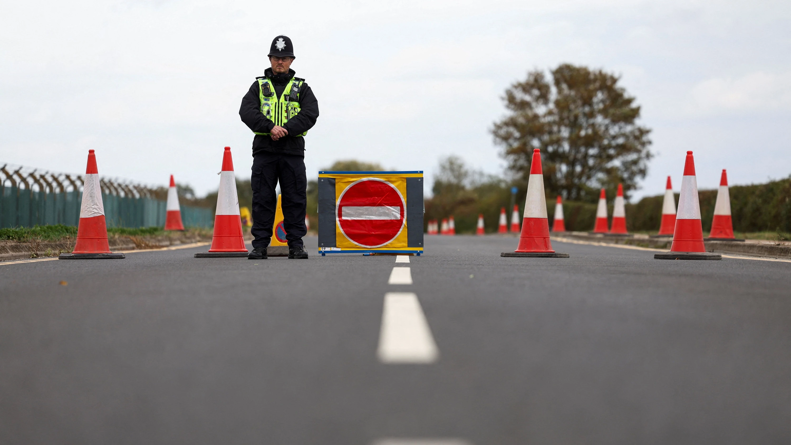Ein Polizeibeamter außerhalb des Geländes des RAF-Stützpunkts Fairford Wache am 27. September - Reuters