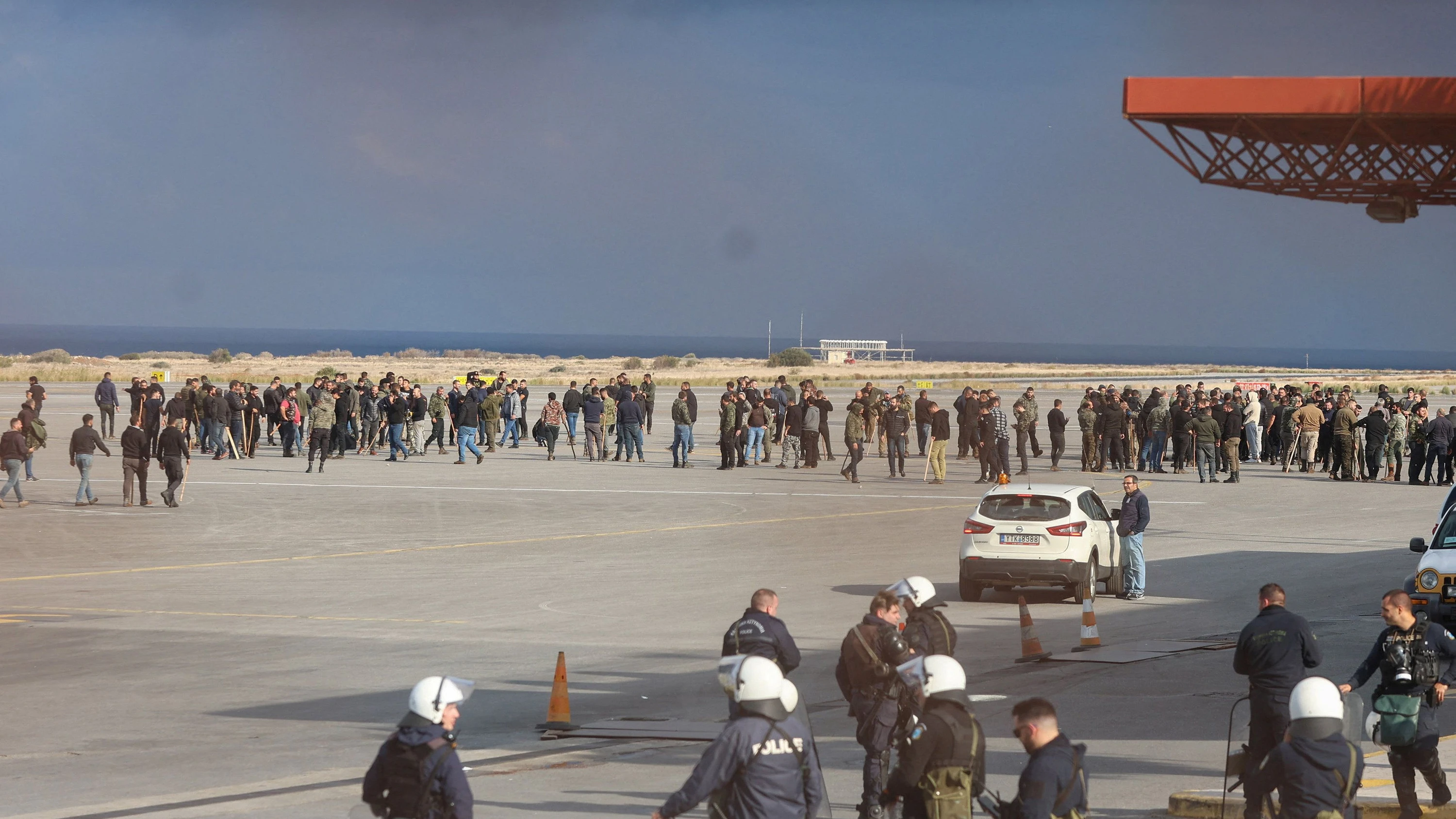 Flugbetrieb gestoppt: Bauern stürmen Flughafen Heraklion