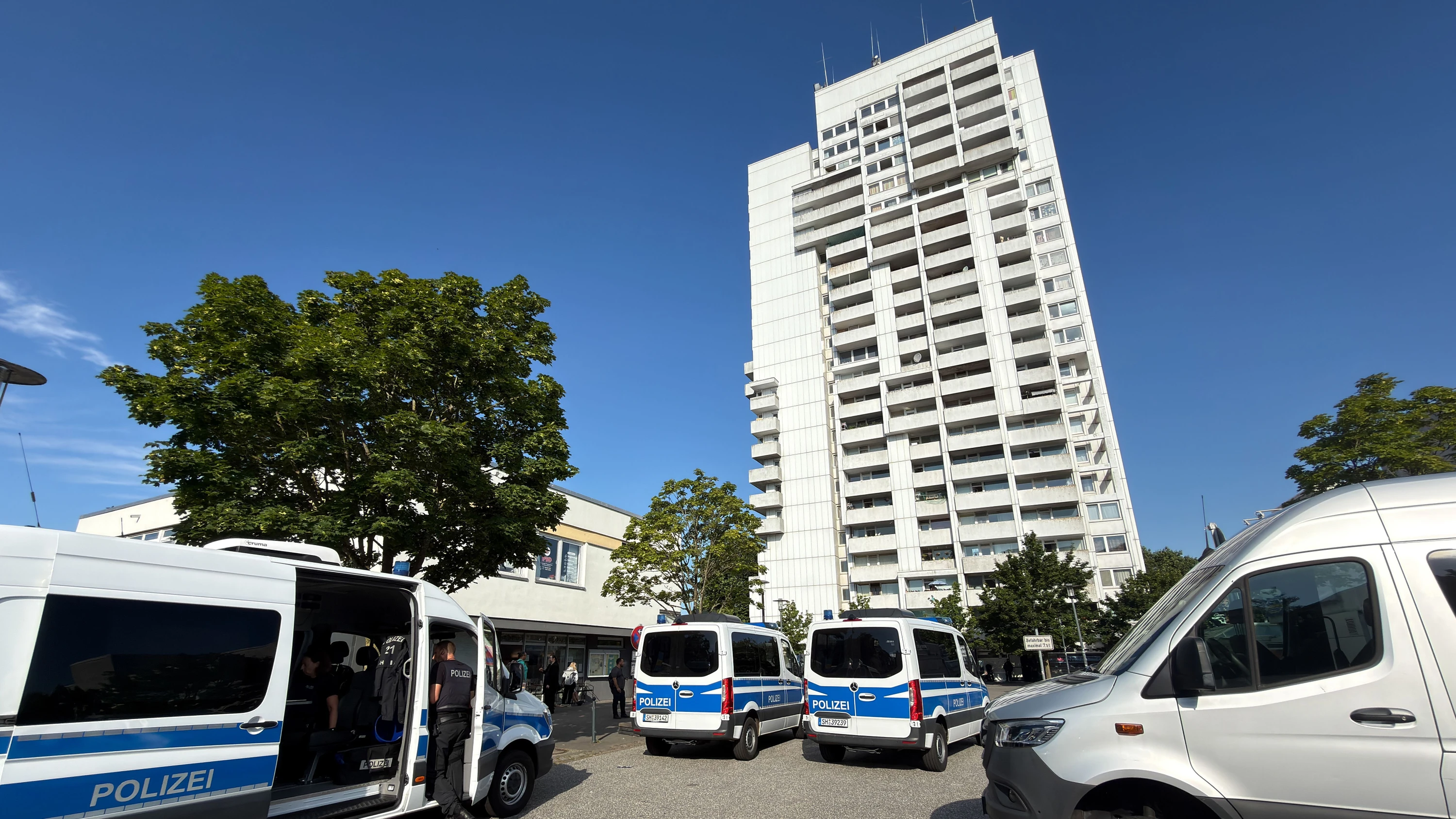 Aus Hochhaus in Kiel: Steinwurf auf Polizeiauto – Verdächtiger festgenommen Aus Hochhaus in Kiel: Steinwurf auf Polizeiauto – Verdächtiger festgenommen