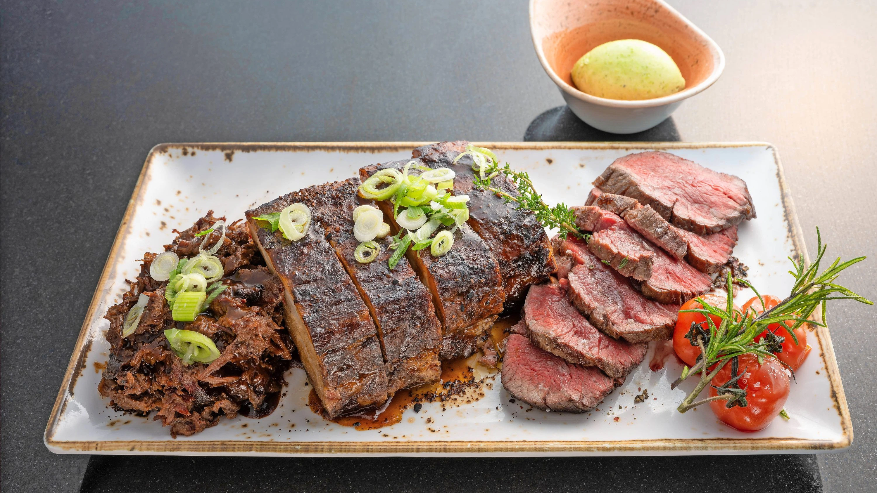 Geschmacksache: Pulled Pork aus dem Smoker und Steaks vom Grill