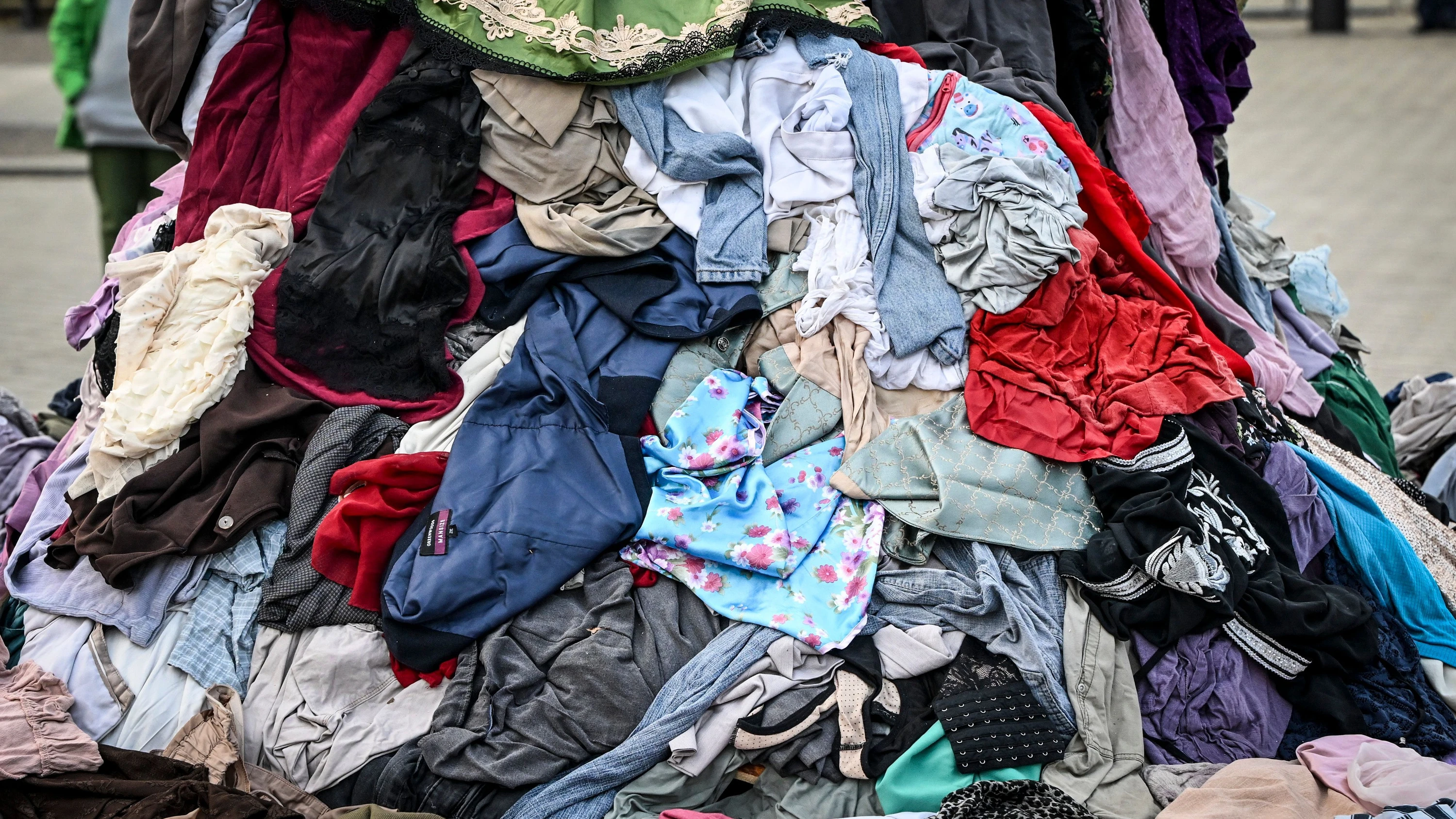 Mit weggeworfener Kleidung demonstrierte die Umweltschutzorganisation Greenpeace im vergangenen Jahr vor dem Brandenburger Tor gegen den Fast-Fashion-Trend. - dpa