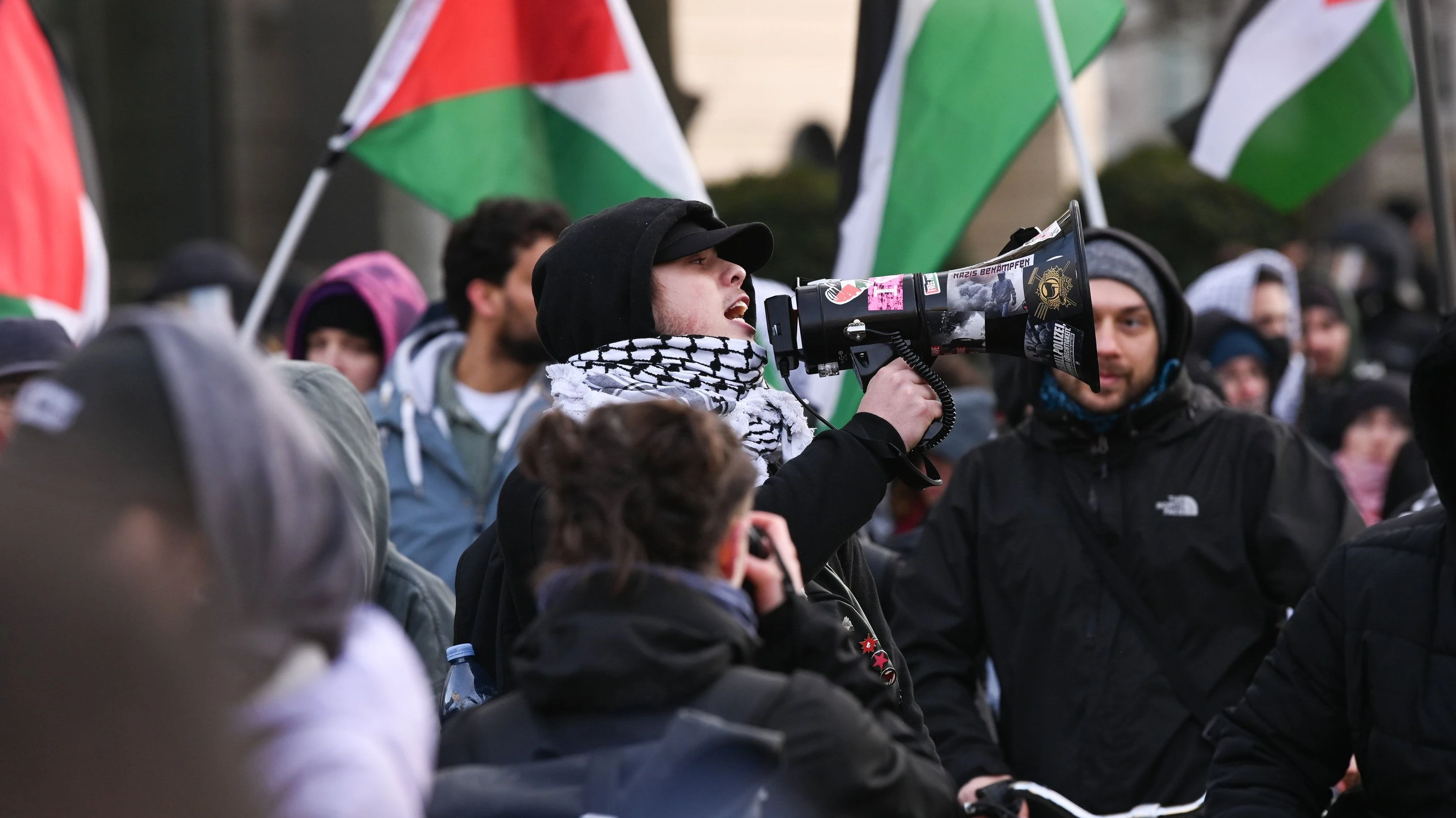 Deutschland-Blog: Tausende Linke demonstrieren gegeneinander in Leipzig