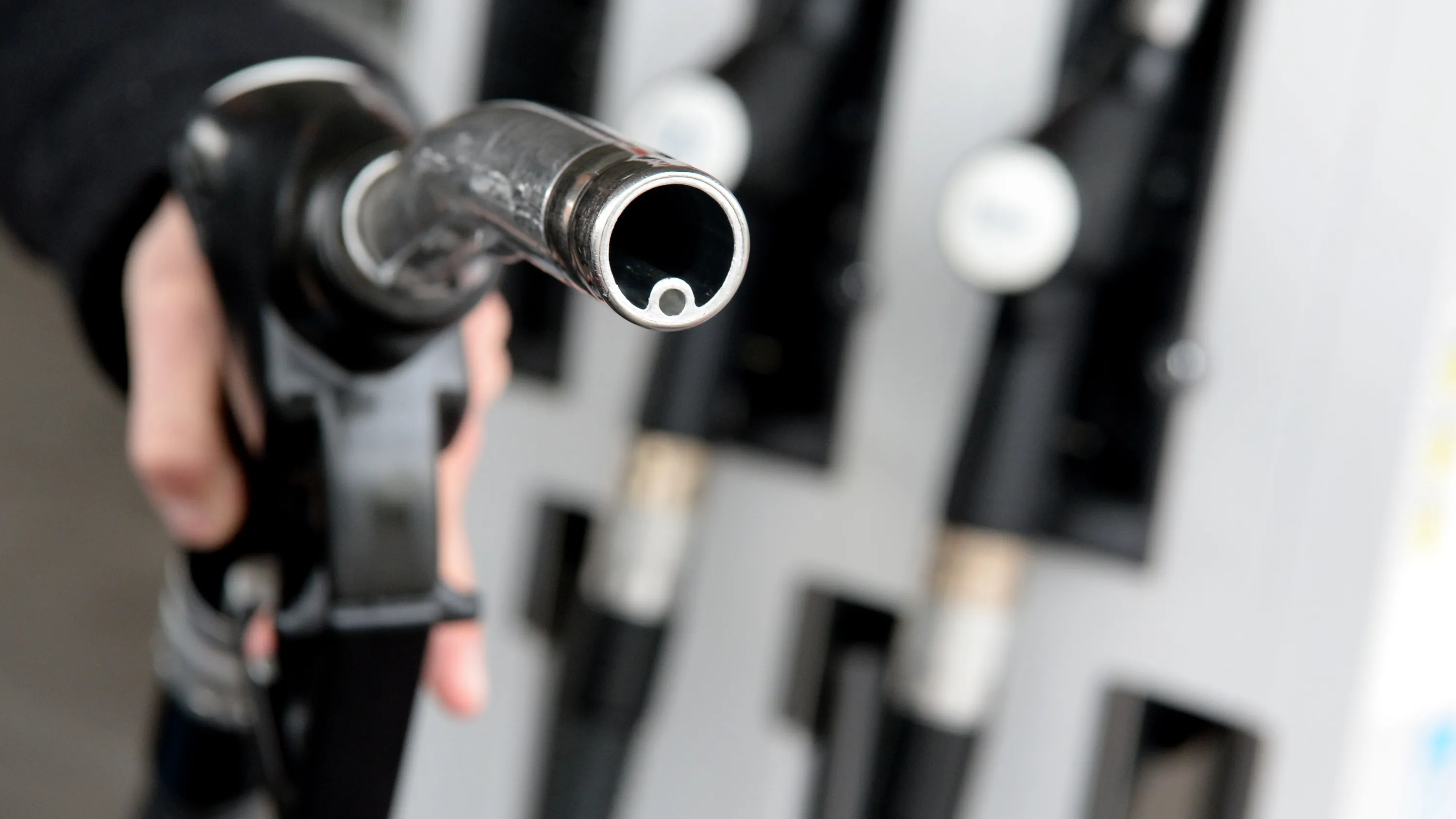 Der Spritpreisdeckel soll Verbrennerfahrer entlasten. - Franziska Kraufmann/dpa