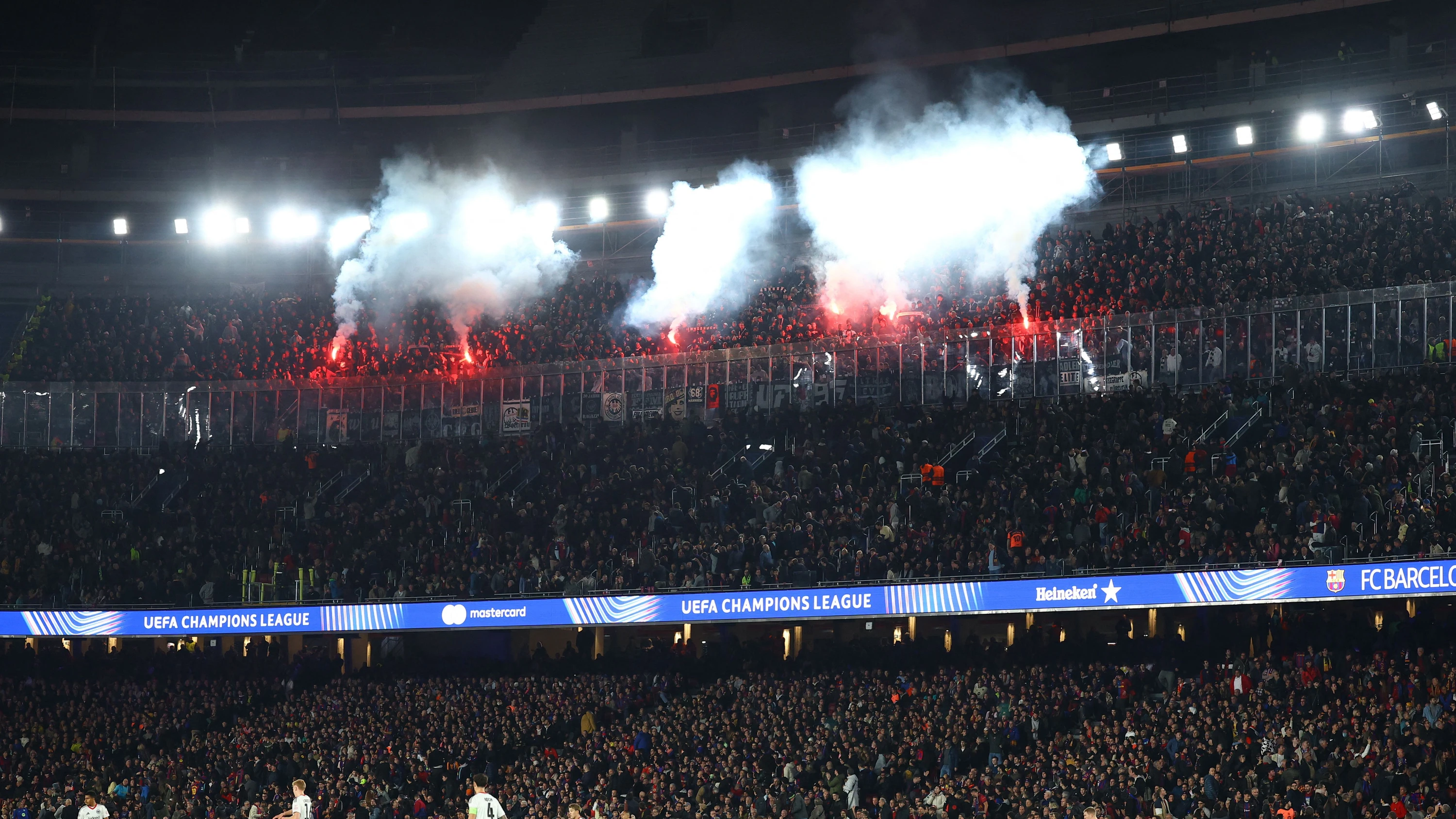 Nach Pyro-Vorfall in Barcelona: Eintracht droht Fanausschluss Nach Pyro-Vorfall in Barcelona: Eintracht droht Fanausschluss