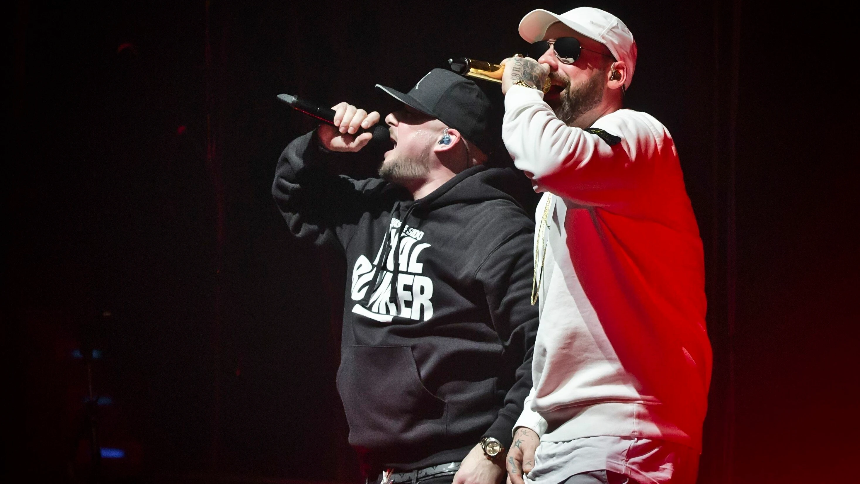 In Berlin: Kool Savas (links) und Sido singen in der Max-Schmeling-Halle. - Picture Alliance