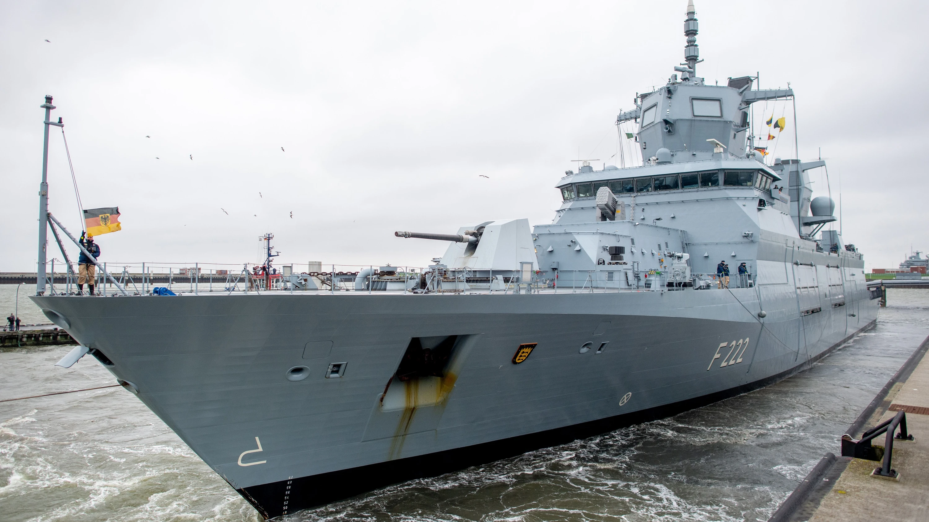 Die Fregatte „Baden-Württemberg“ (F222) verlässt den Hafen am Marinestützpunkt Wilhelmshaven im Herbst 2023. - dpa
