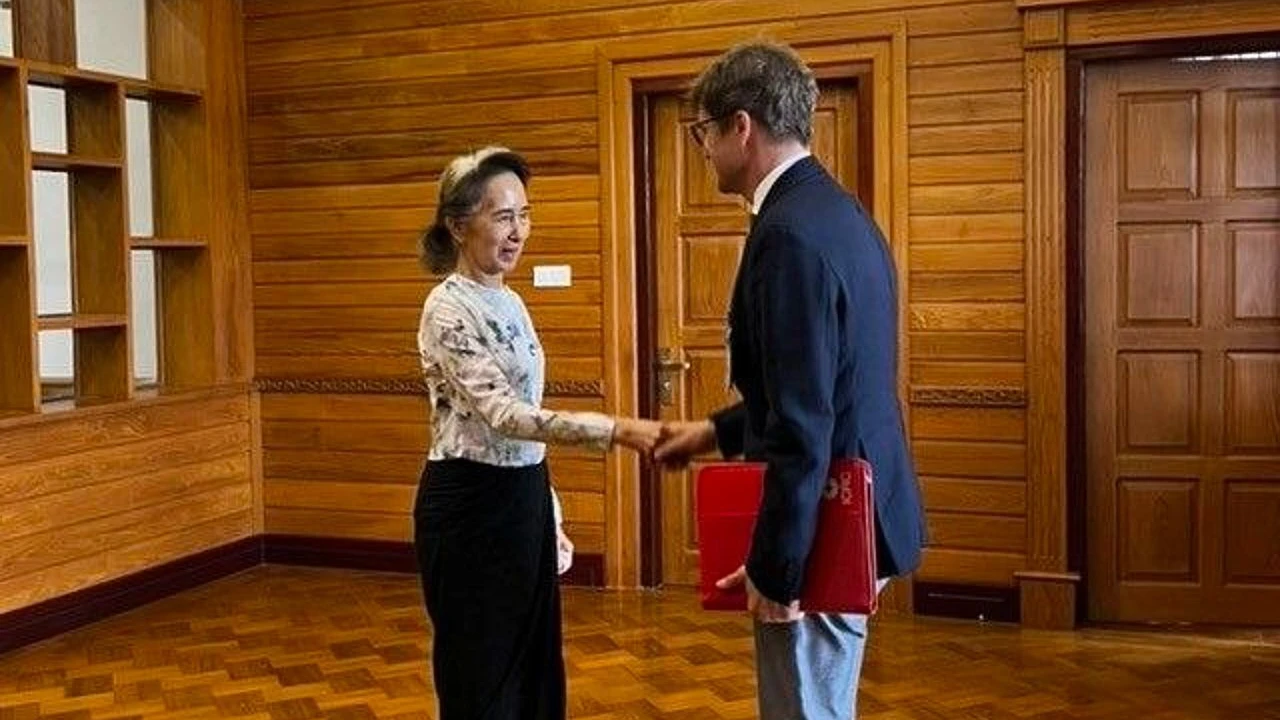 Fotos von Treffen: Myanmar veröffentlicht Lebenszeichen Aung San Suu Kyis