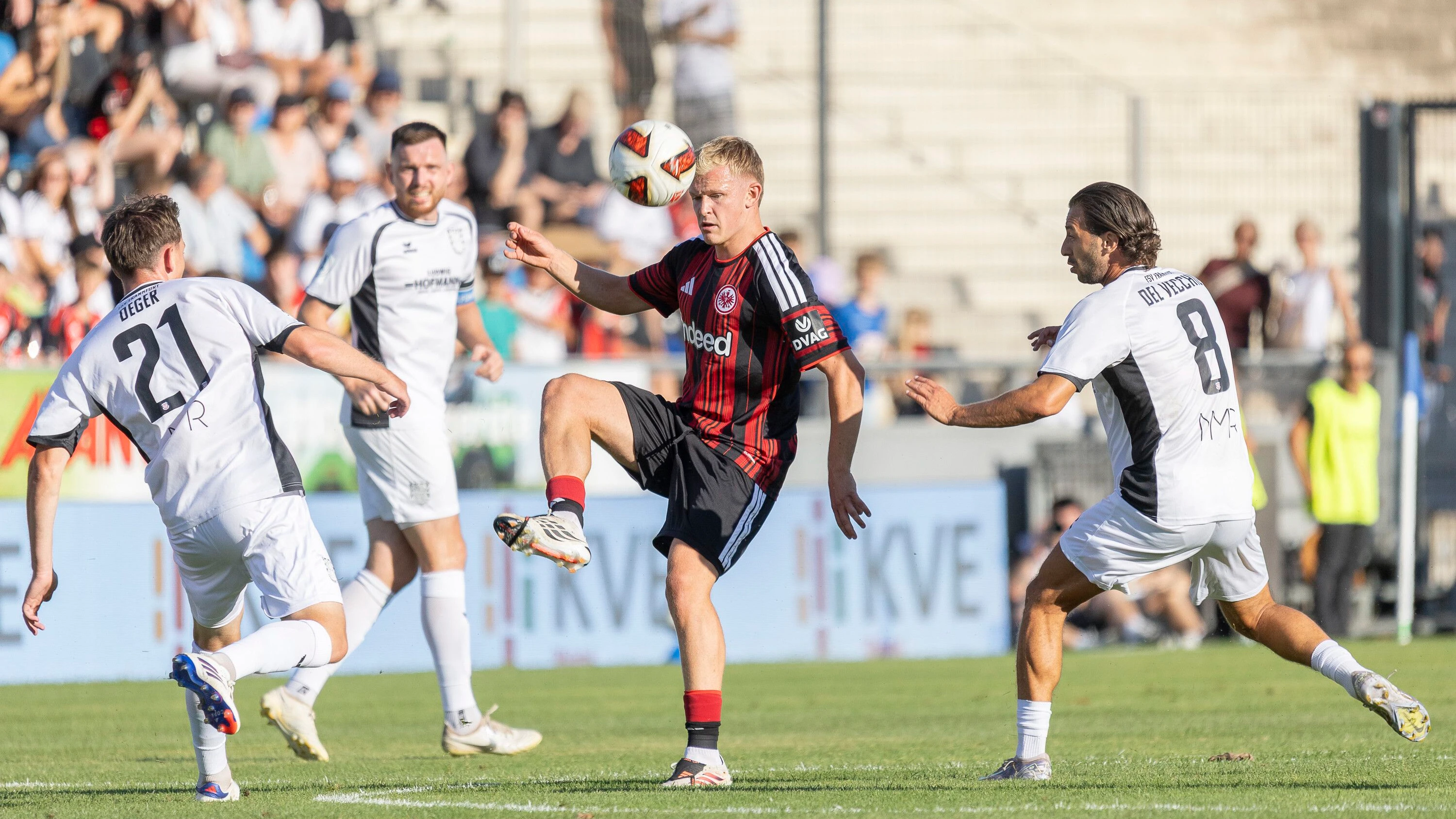 Testspielsieg im Stadtderby: Eintracht Frankfurt mit Licht und Schatten