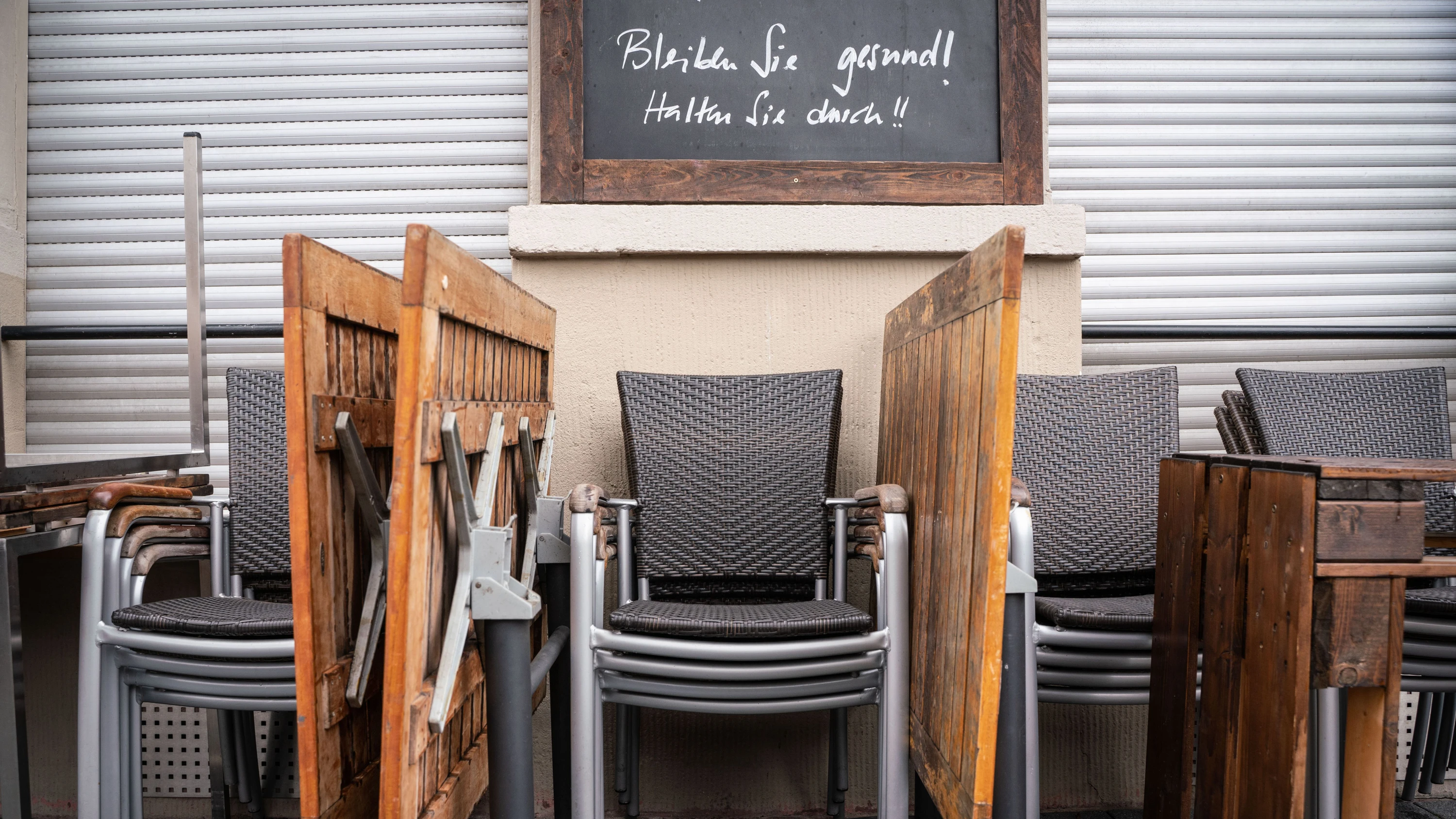 Durchhalteparole: Der Wirt eines wegen Corona geschlossenen Restaurants am Offenbacher Marktplatz wünschte seinen Kunden Ende März 2020 Gesundheit. - dpa