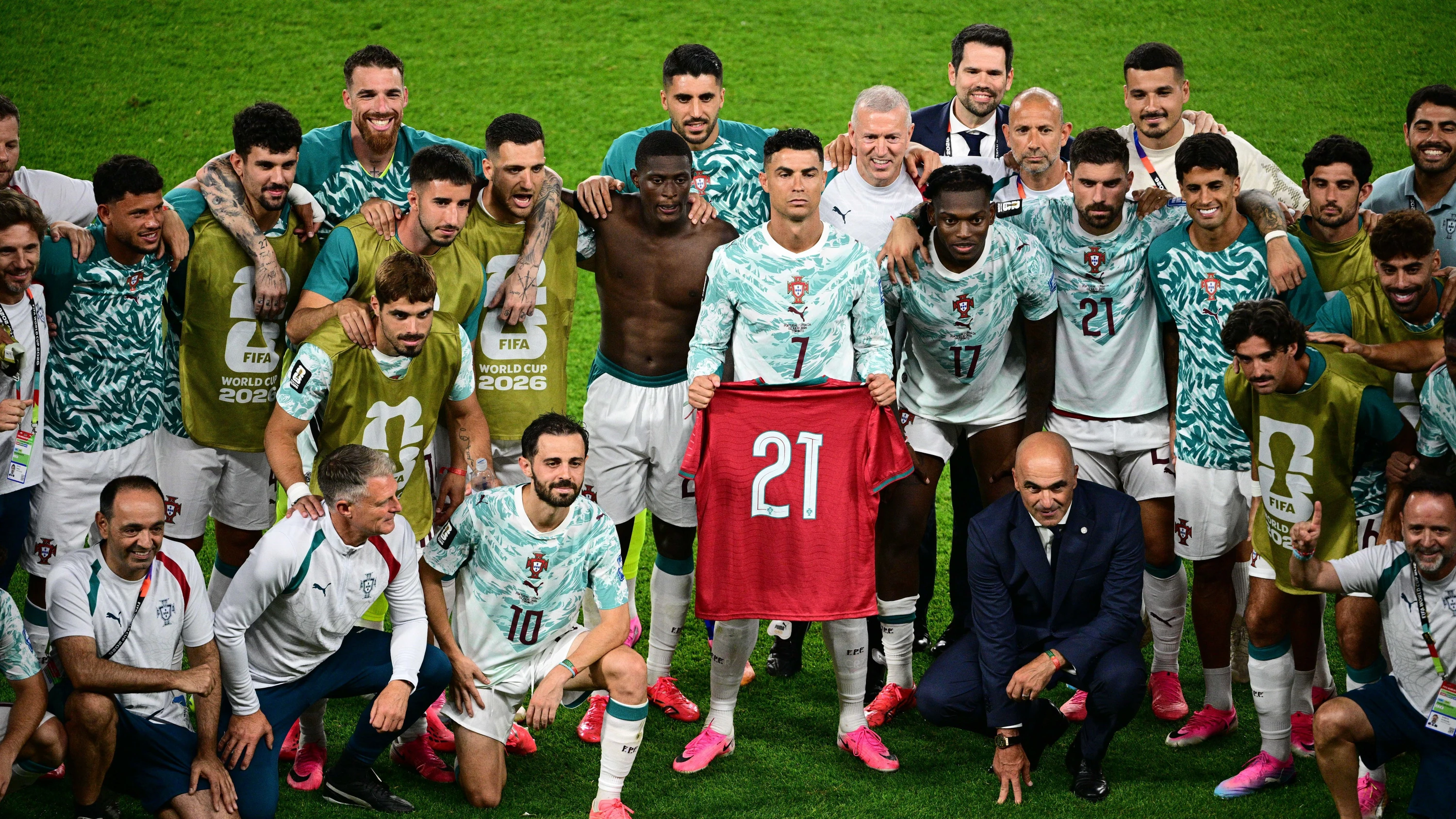 Cristiano Ronaldo hielt nach dem Spiel gegen Kroatien das Trikot von Diogo Jota in Händen. - dpa