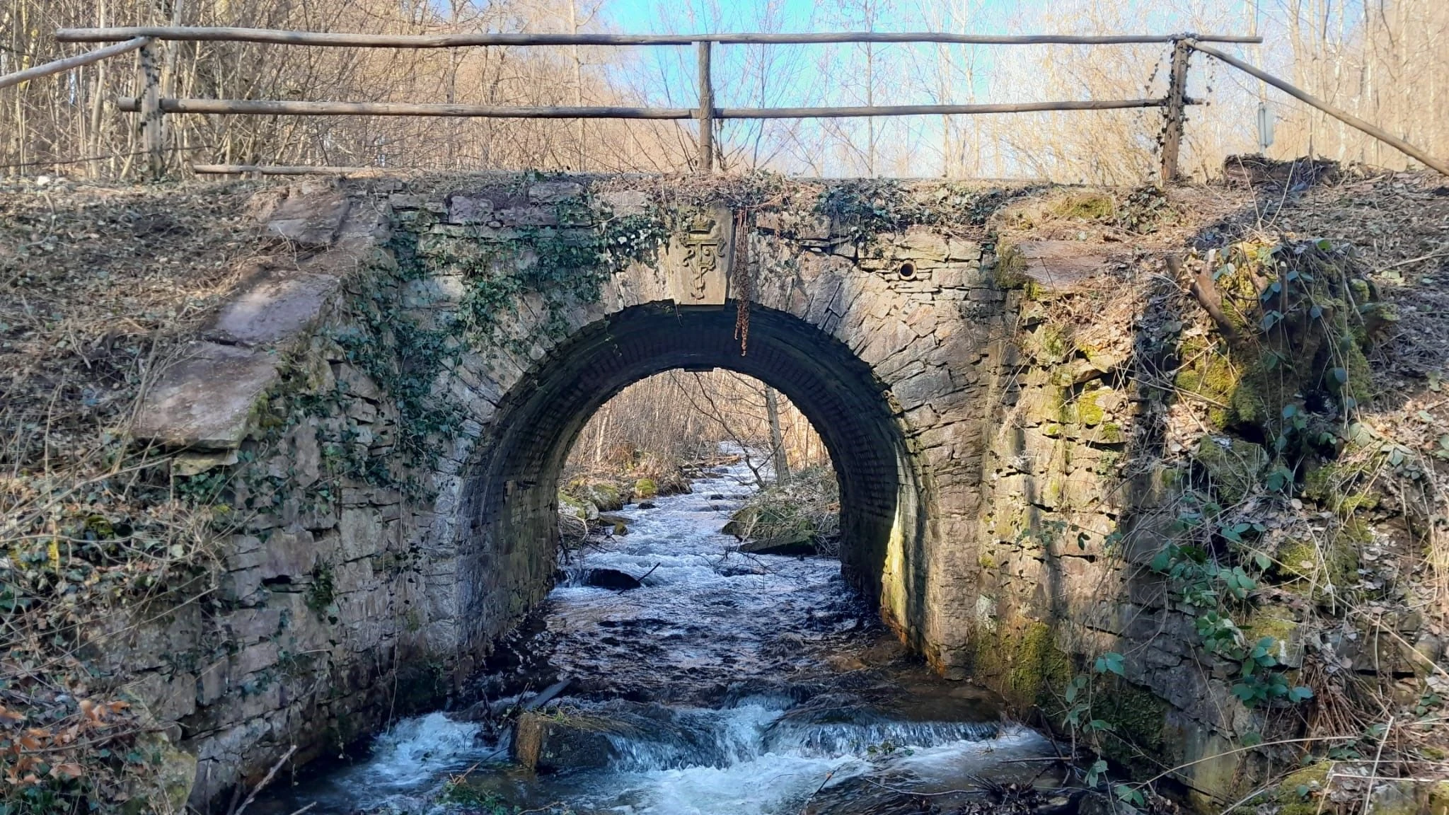 Zur Sicherheit gesperrt: Die Kaiserin-Friedrich-Brücke bei Oberursel aus dem Jahr 1891 wird bis zum Herbst restauriert. - Stadt Frankfurt