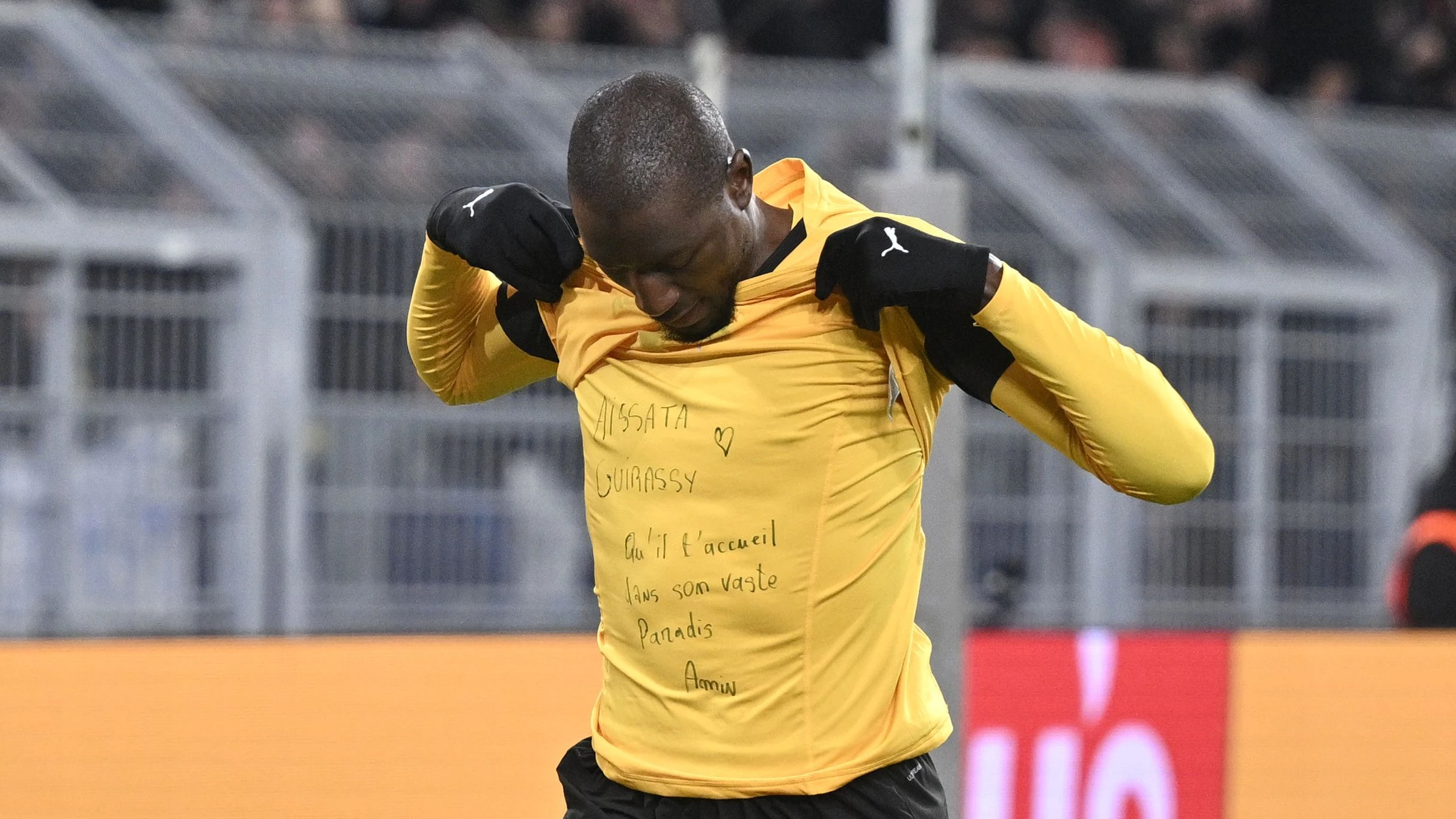 BVB-Sieg gegen Bergamo: Erst Blitztor, dann Trauer-Botschaft BVB-Sieg gegen Bergamo: Erst Blitztor, dann Trauer-Botschaft