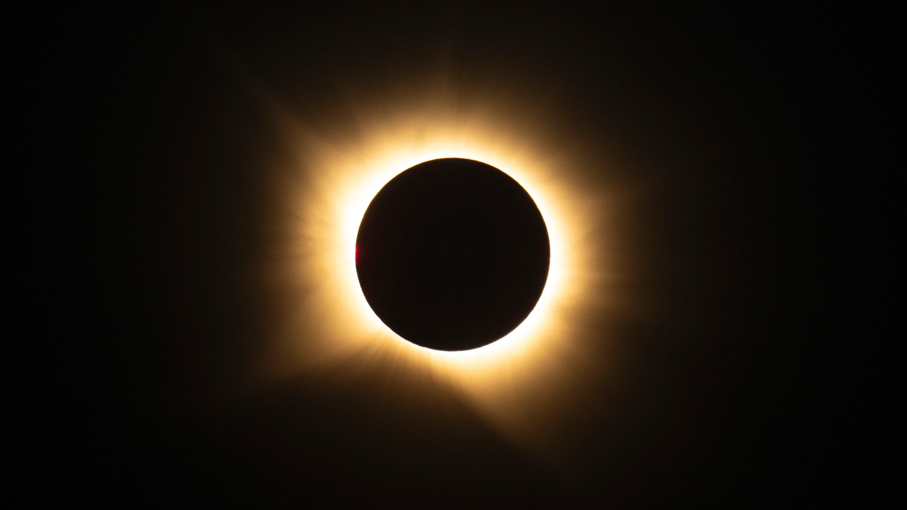 Die totale Sonnenfinsternis in San Millán de los Caballeros im Norden Spaniens - EPA
