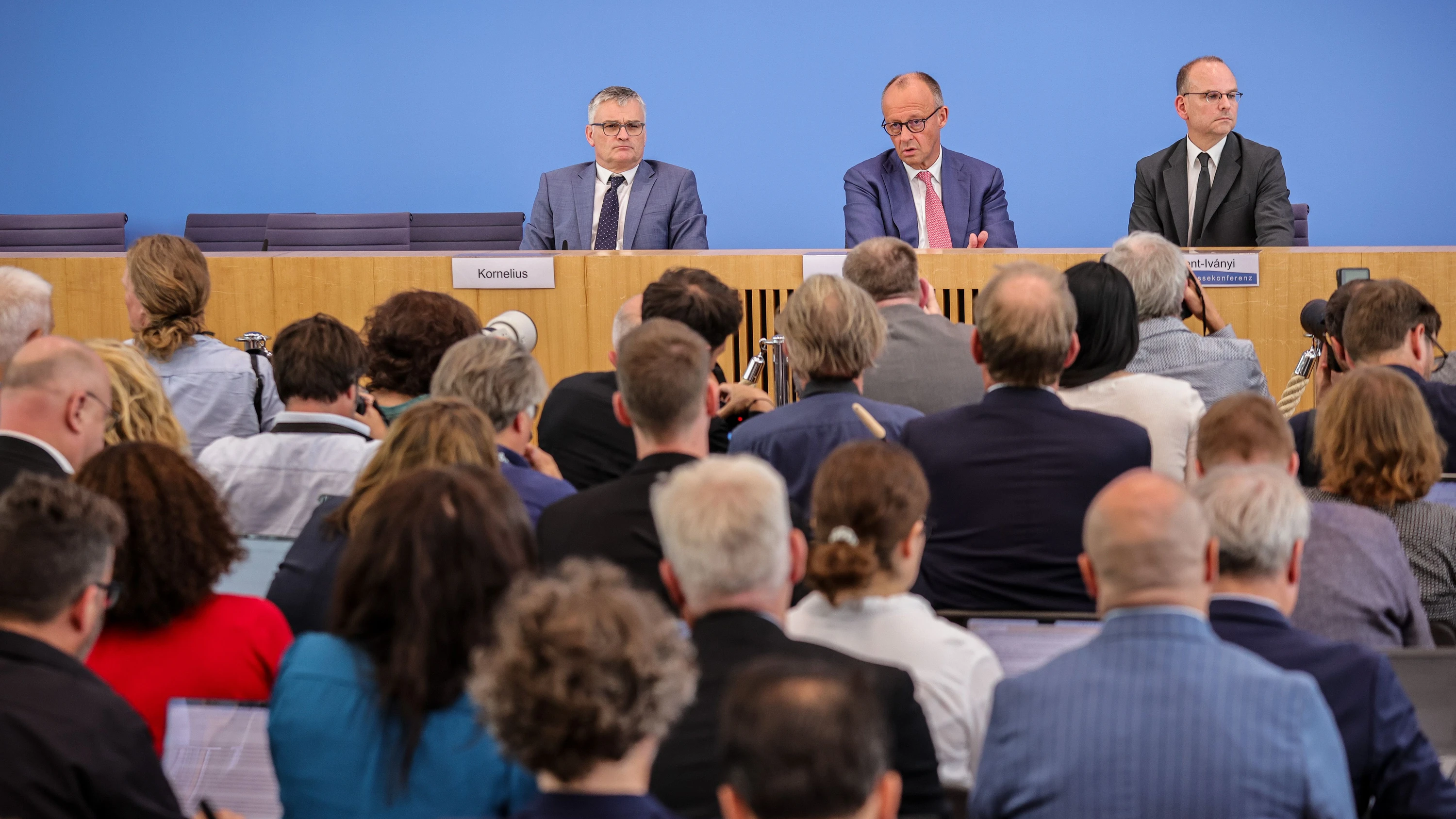 Halbjahresbilanz des Kanzlers: Wenig Aufschwung, viele Schulden