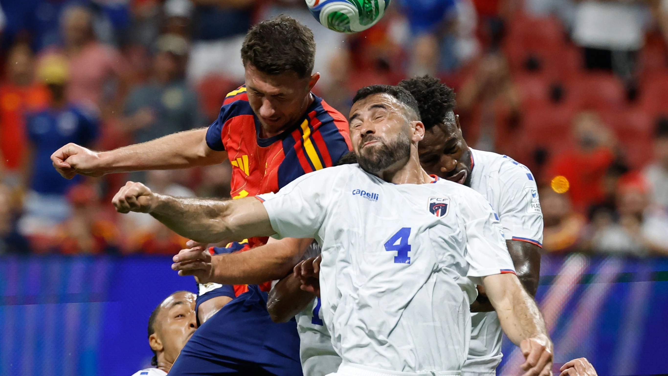 Pico Lopes (Trikotnummer 4) ist auf Umwegen zum kapverdischen Nationalspieler geworden und darf bei der WM gegen den Spanier Aymeric Laporte antreten. - AP Photo