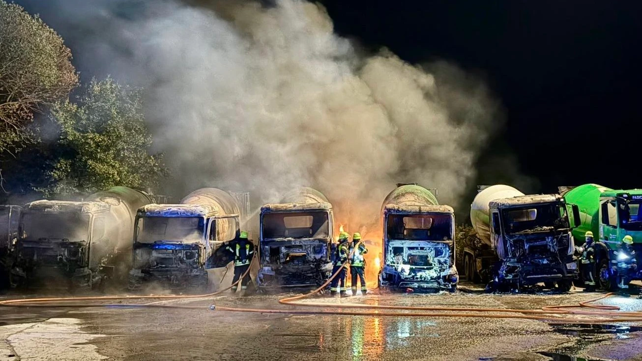 Hoher Schaden: Am frühen Mittwochmorgen sind fünf Betonmischer auf einem Firmengelände in Rosbach ausgebrannt. - Feuerwehr Rodheim