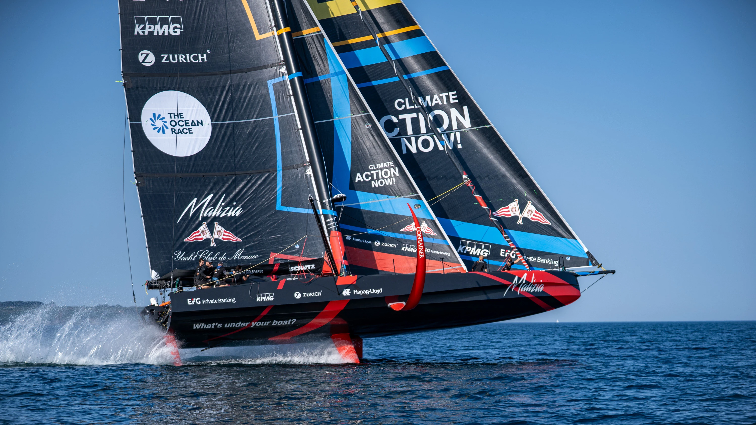 Hier noch bei einem Trainingsrennen, ist die „Malizia 4“ inzwischen auf dem Weg über den Atlantik. - © Alice Callow I Team Malizia