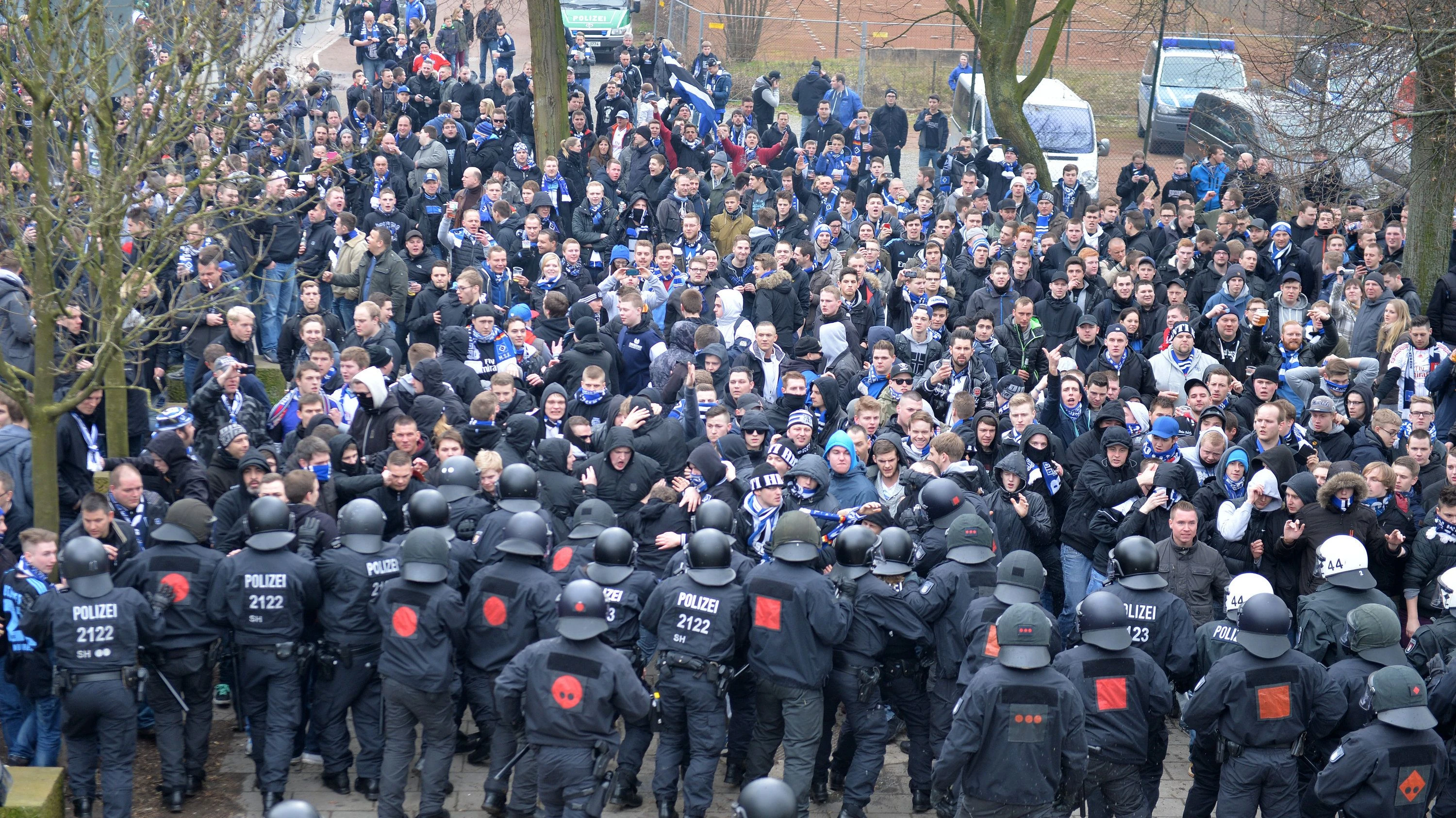 Hochrisikospiele: Die Polizei setzt beim Fußball auf Rückzug