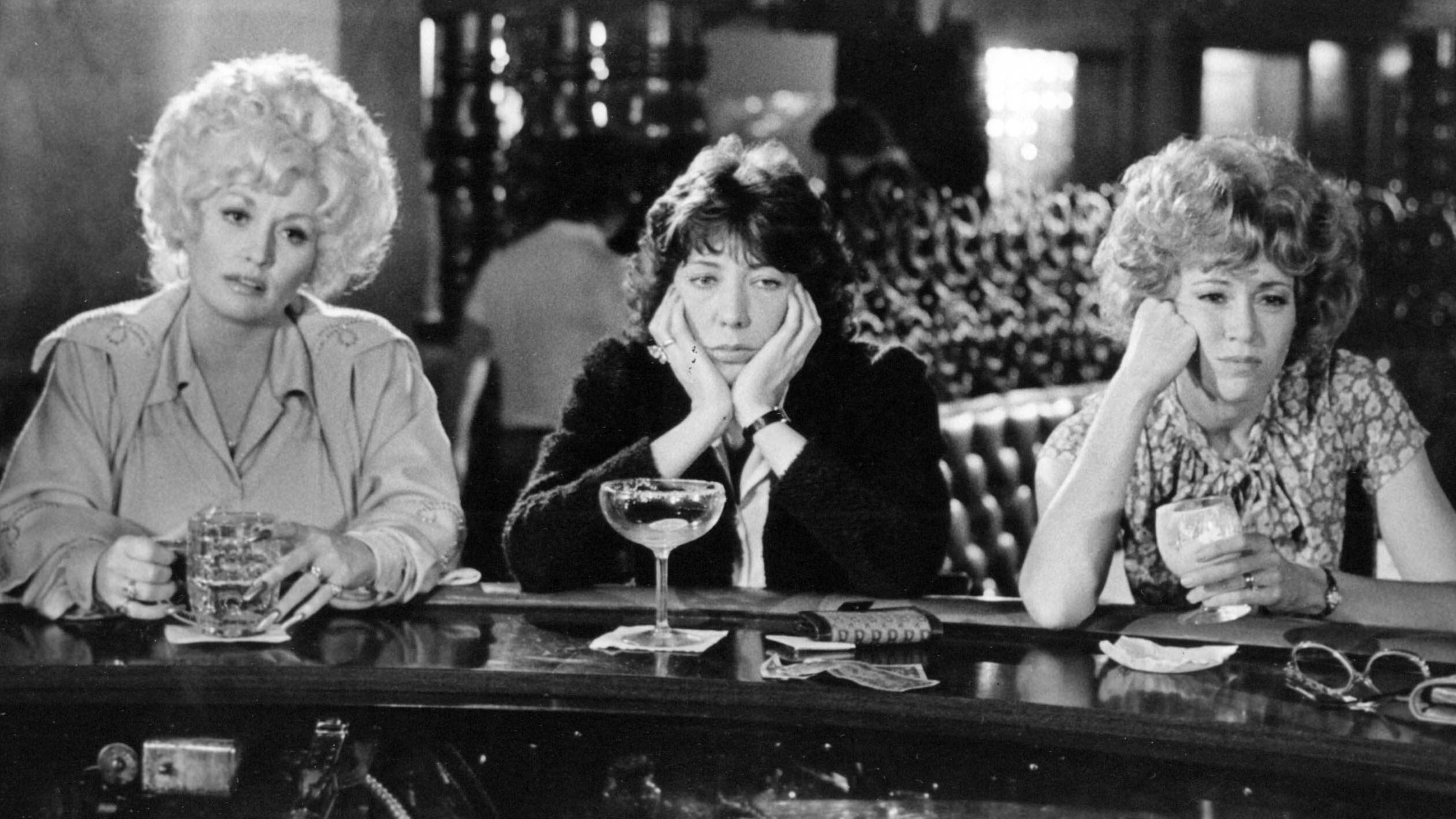 Dolly Parton (links), Lily Tomlin und Jane Fonda in der Filmsatire „9 to 5“ (1970), in der drei Sekretärinnen sich an ihrem sexistischen Boss rächen - Picture Alliance / Globe-ZUMA
