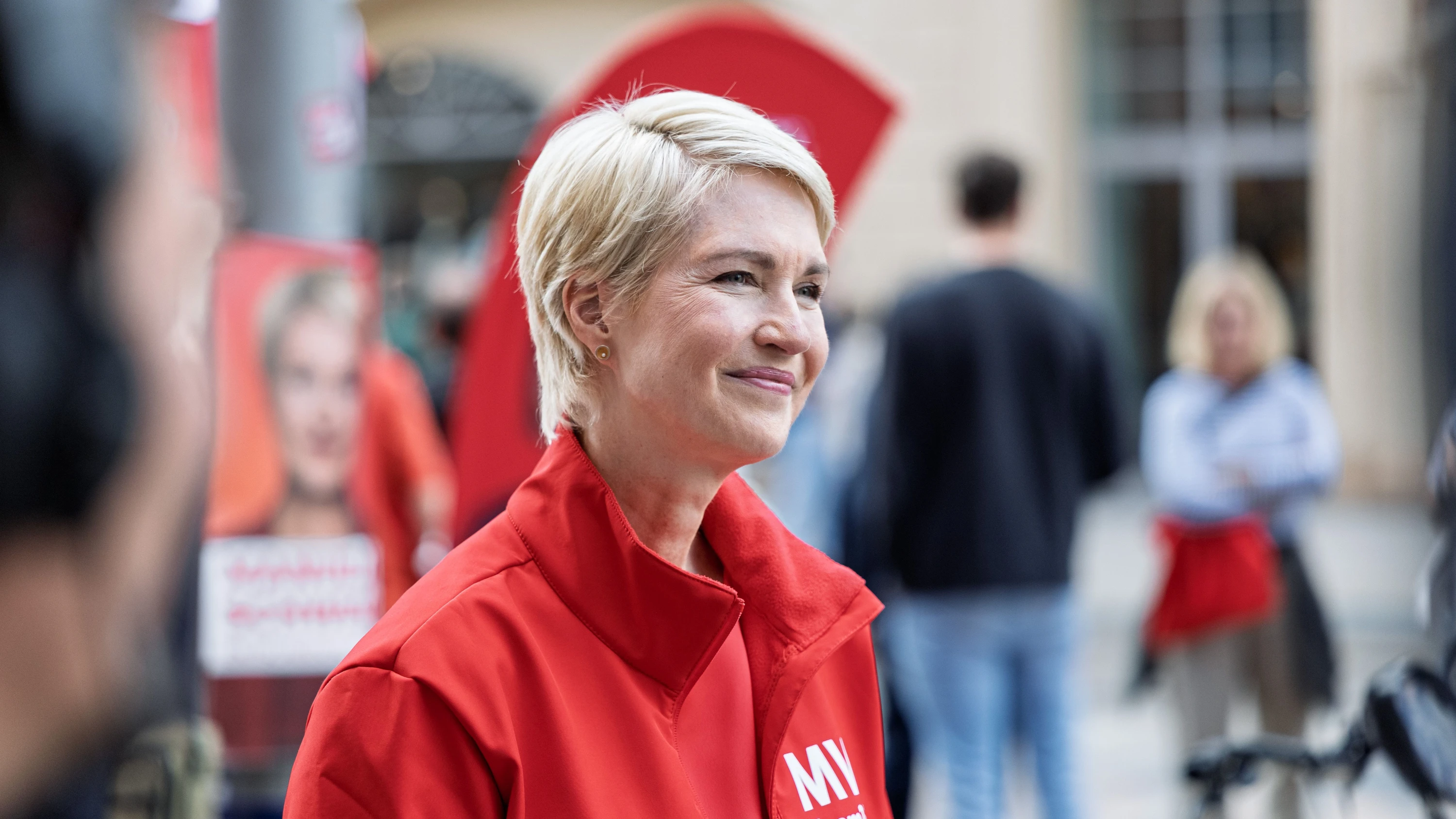 Die Frau in Rot gegen Blau: Landtagswahl in Mecklenburg-Vorpommern: Schwesig kämpft und holt auf