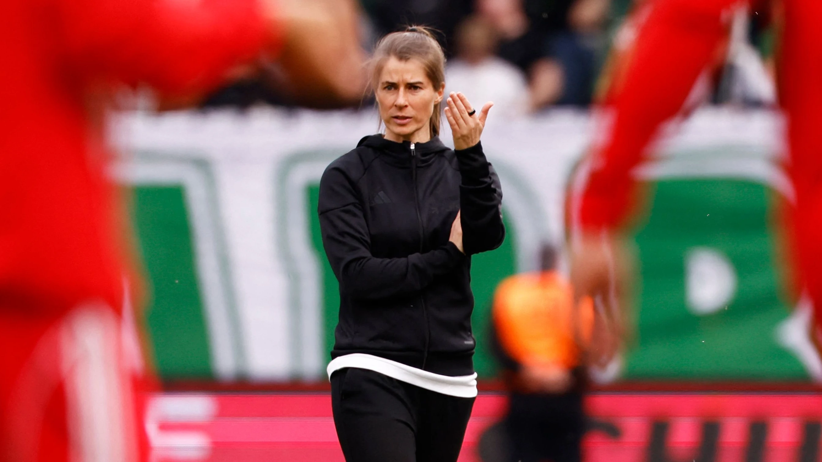 Erste Bundesliga-Trainerin: So lief das Debüt der „Fußballgöttin“ Marie-Louise Eta