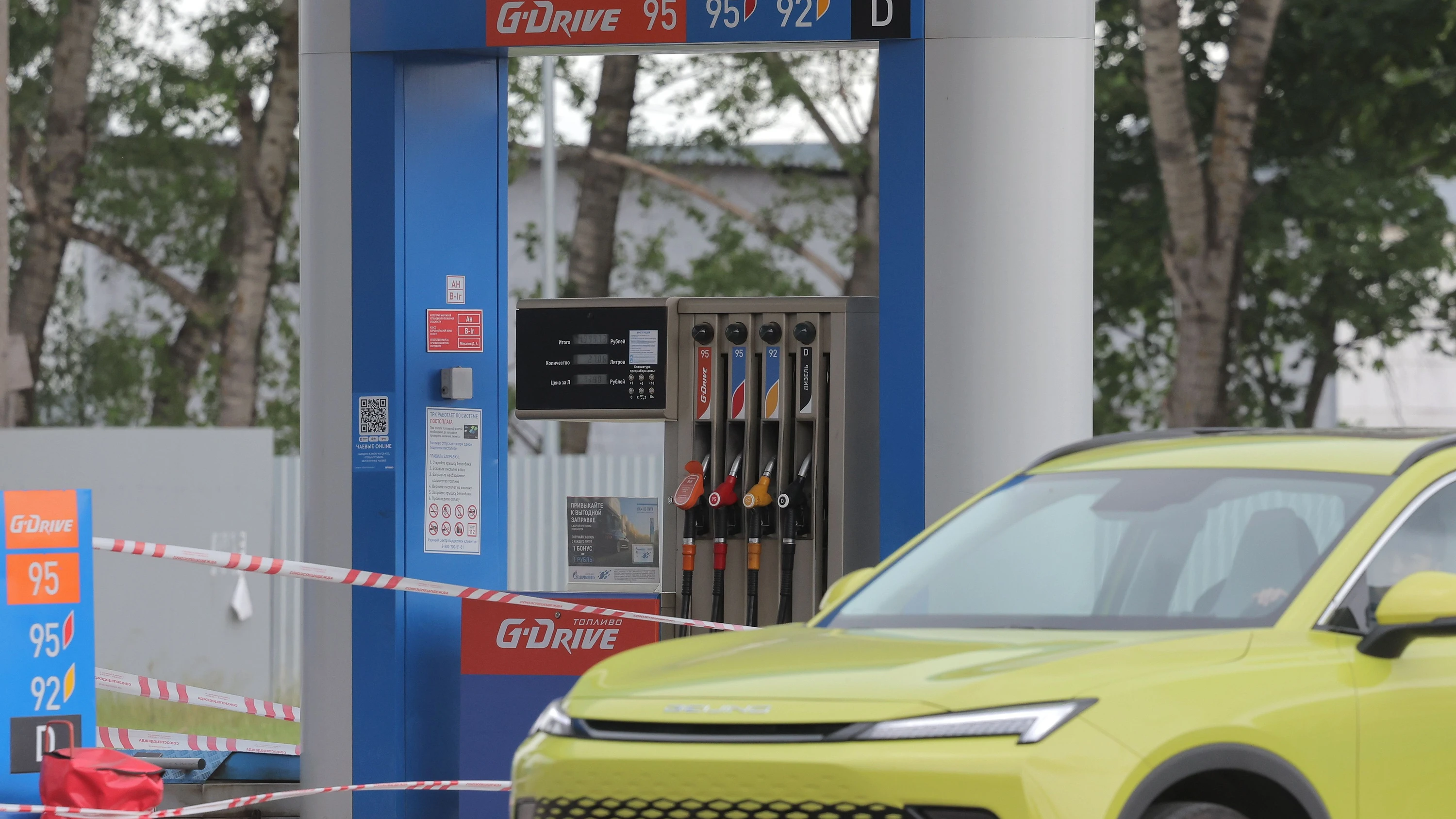 Nach wiederholten ukrainischen Angriffen auf Öl- und Gasanlagen mangelt es vielerorts in Russland an Treibstoff. Einige Tankstellen, wie hier von Gazprom Neft bei Moskau, mussten am Montag schließen. - EPA