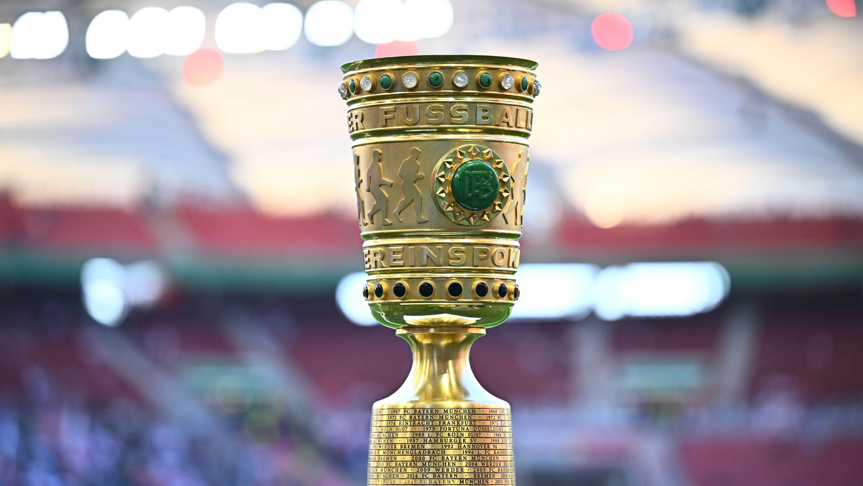 Der DFB-Pokal wiegt rund sechs Kilo, acht Liter passen rein, und alle wollen ihn haben. - dpa