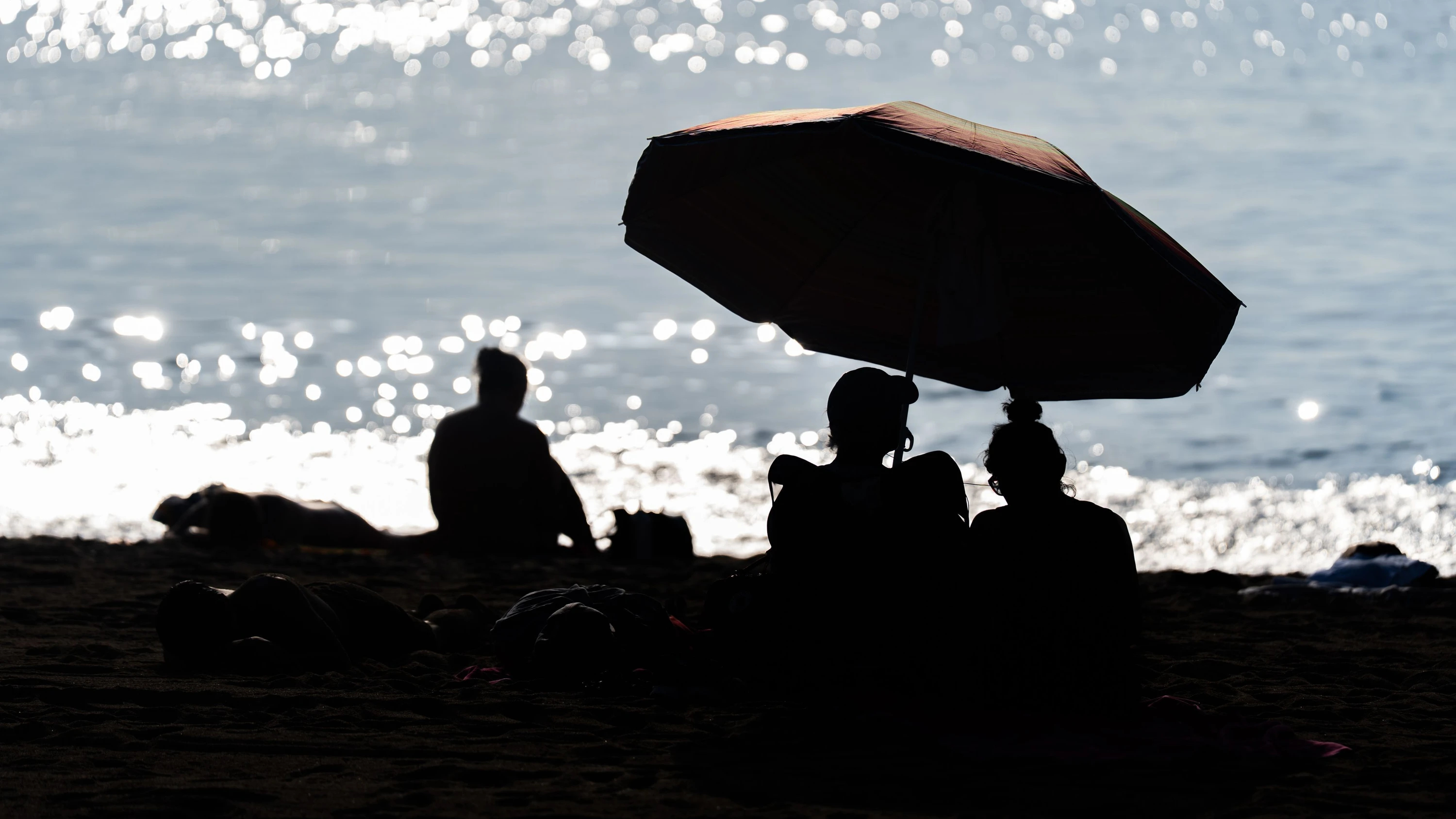 Am Strand in Barcelona: Auch Spanien ächzt unter einer Hitzewelle. - dpa