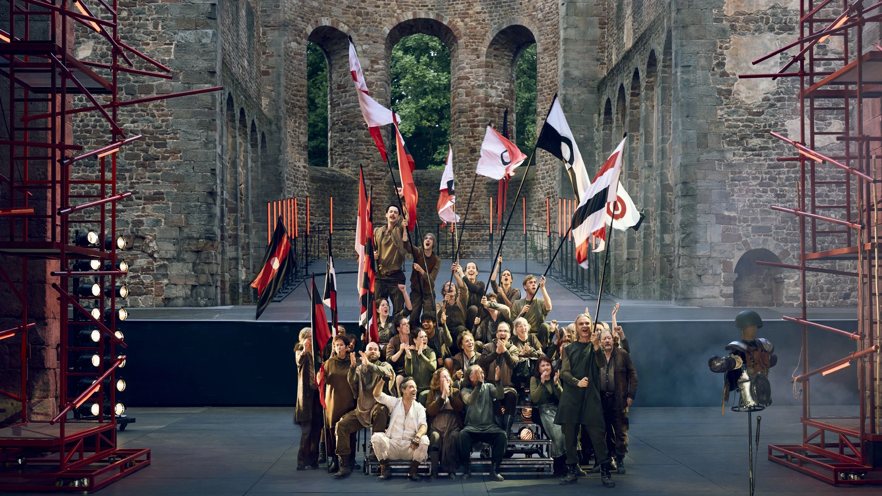 Ritter in der Stiftsruine: der „Parzival“ der 75. Bad Hersfelder Festspiele - BHF / Johannes Schembs