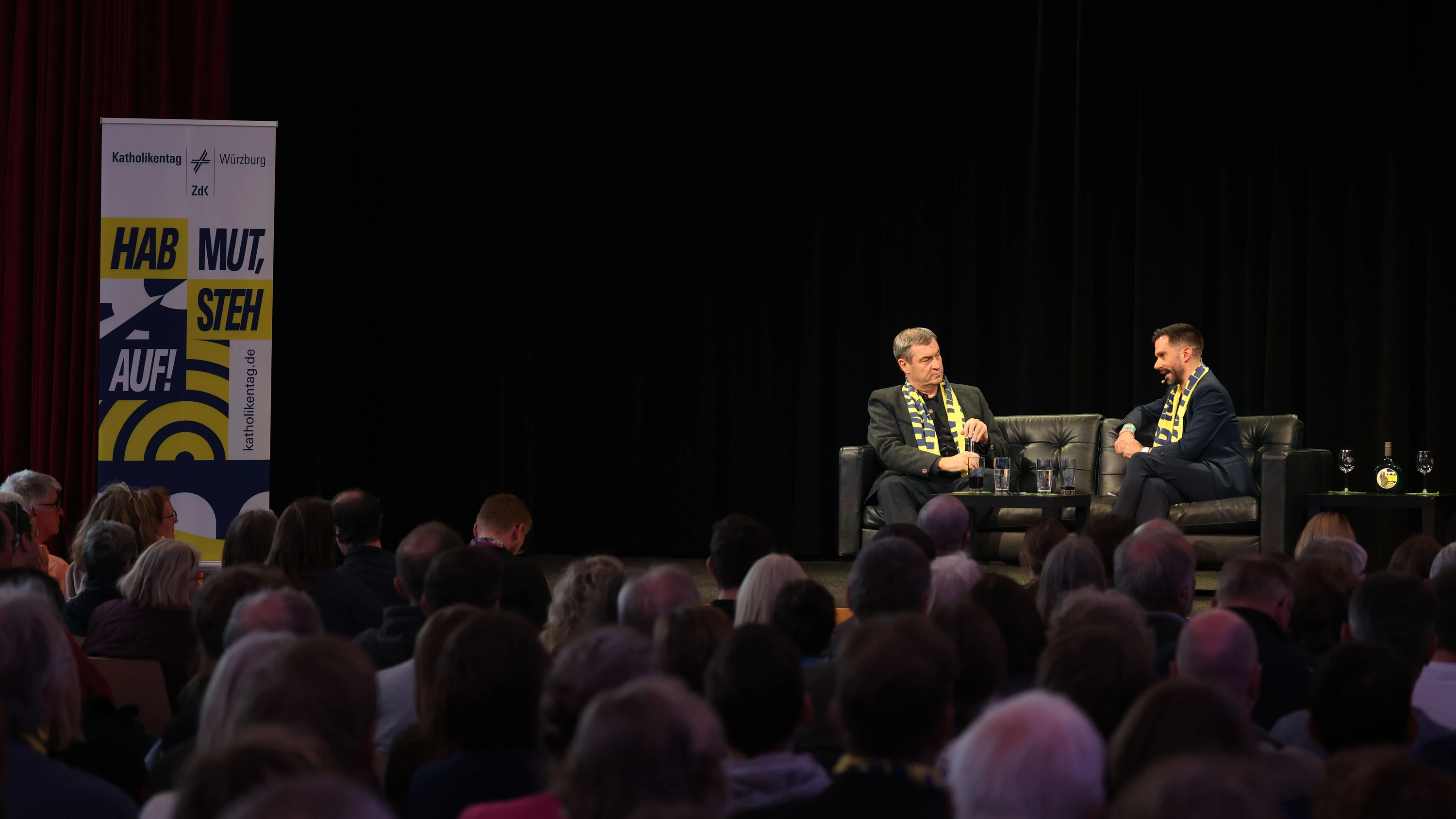 Markus Söder sitzt bei einem Gespräch mit Moderator Marc Frings auf dem Podium. - dpa