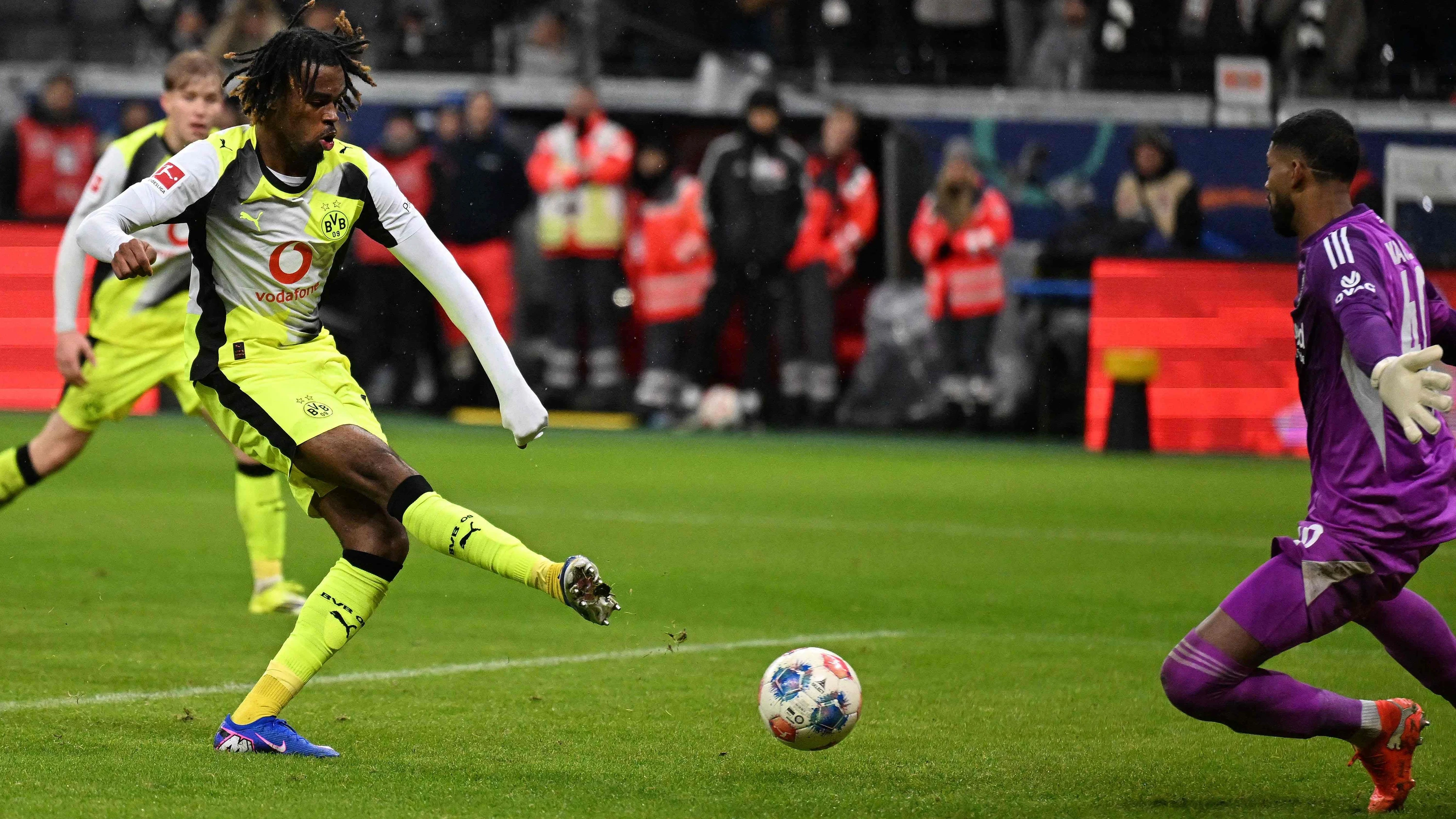 Wildes 3:3 in Frankfurt: Chukwuemeka gelingt die letzte Wende für den BVB