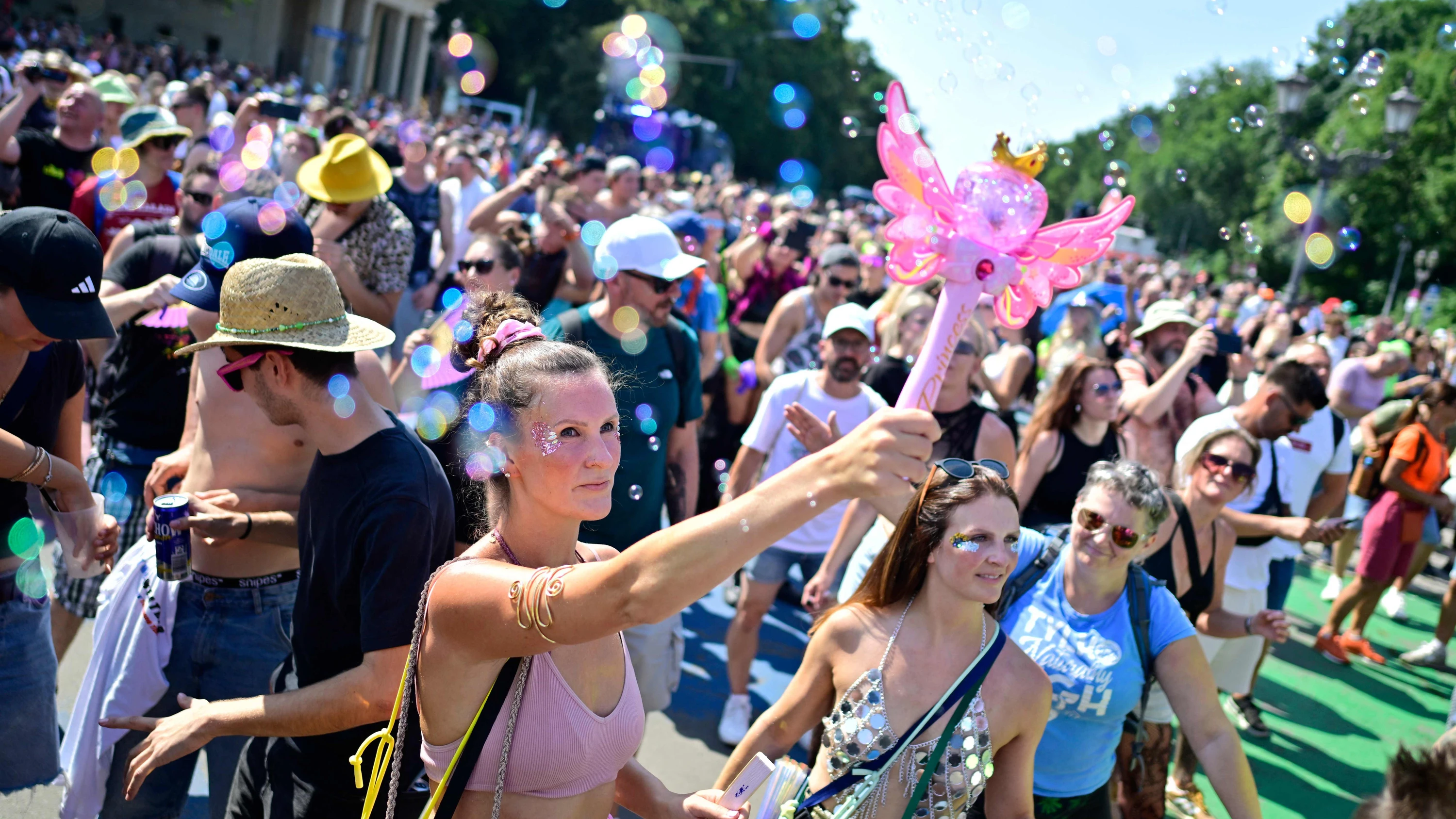 Trotzen der Hitze: Teilnehmer der Parade „Rave The Planet“ am Samstag in Berlin - AFP