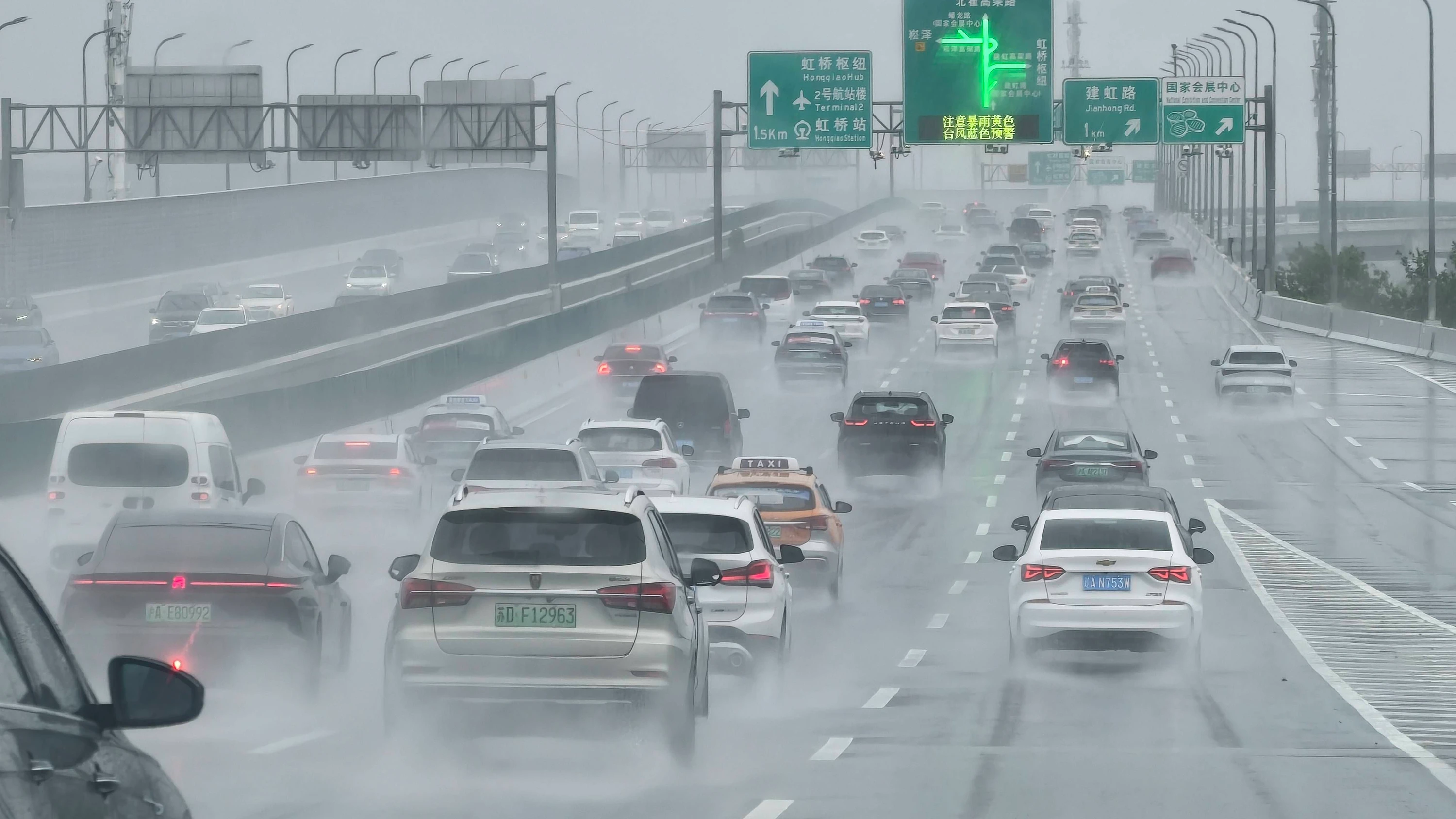 Wenn der Taifun zuschlägt: In Shanghai stauen sich am Montag die Fahrzeuge. - Imago