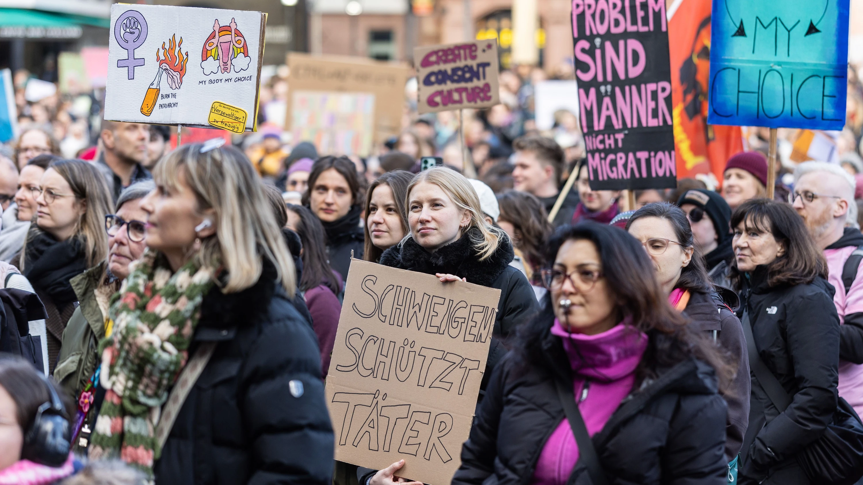 Protest auf dem Römerberg: „Jede Frau kennt ein Opfer, aber kein Mann einen Täter“