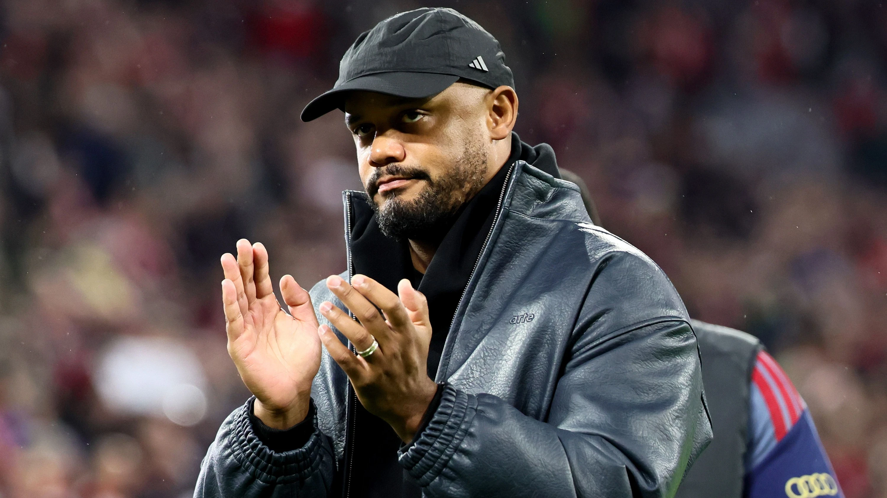 Angeschlagen im Stadion: Bayern-Trainer Vincent Kompany - EPA