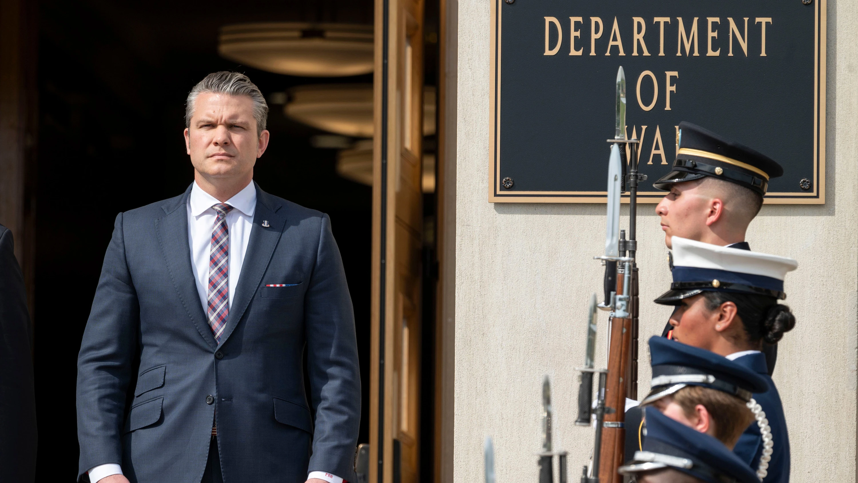 Verteidigungsminister Pete Hegseth am Montag vor dem Pentagon - AP