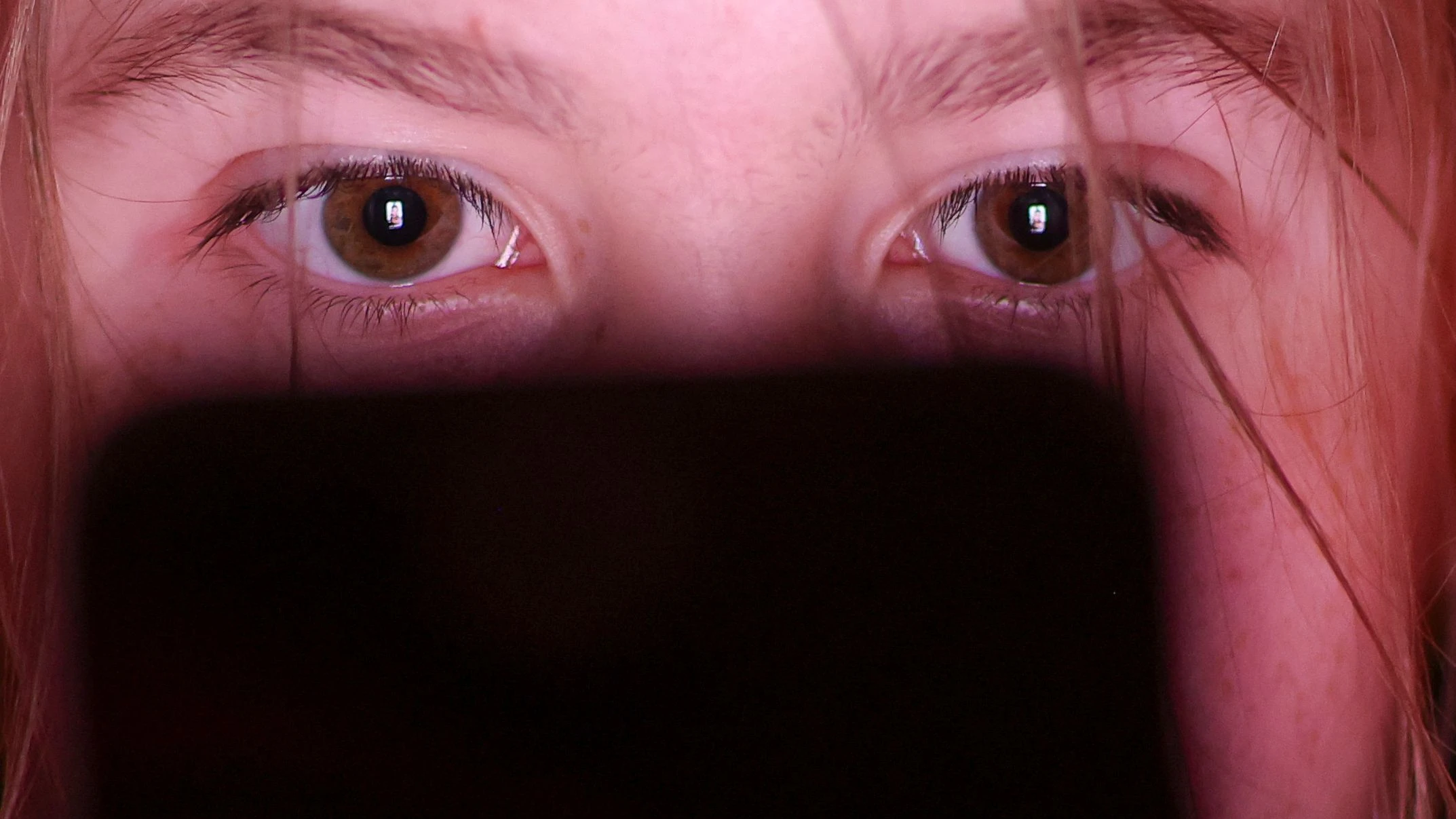 Jugendliche in der EU verbringen täglich mehrere Stunden online, die Folgen sind nicht mehr zu übersehen. - dpa