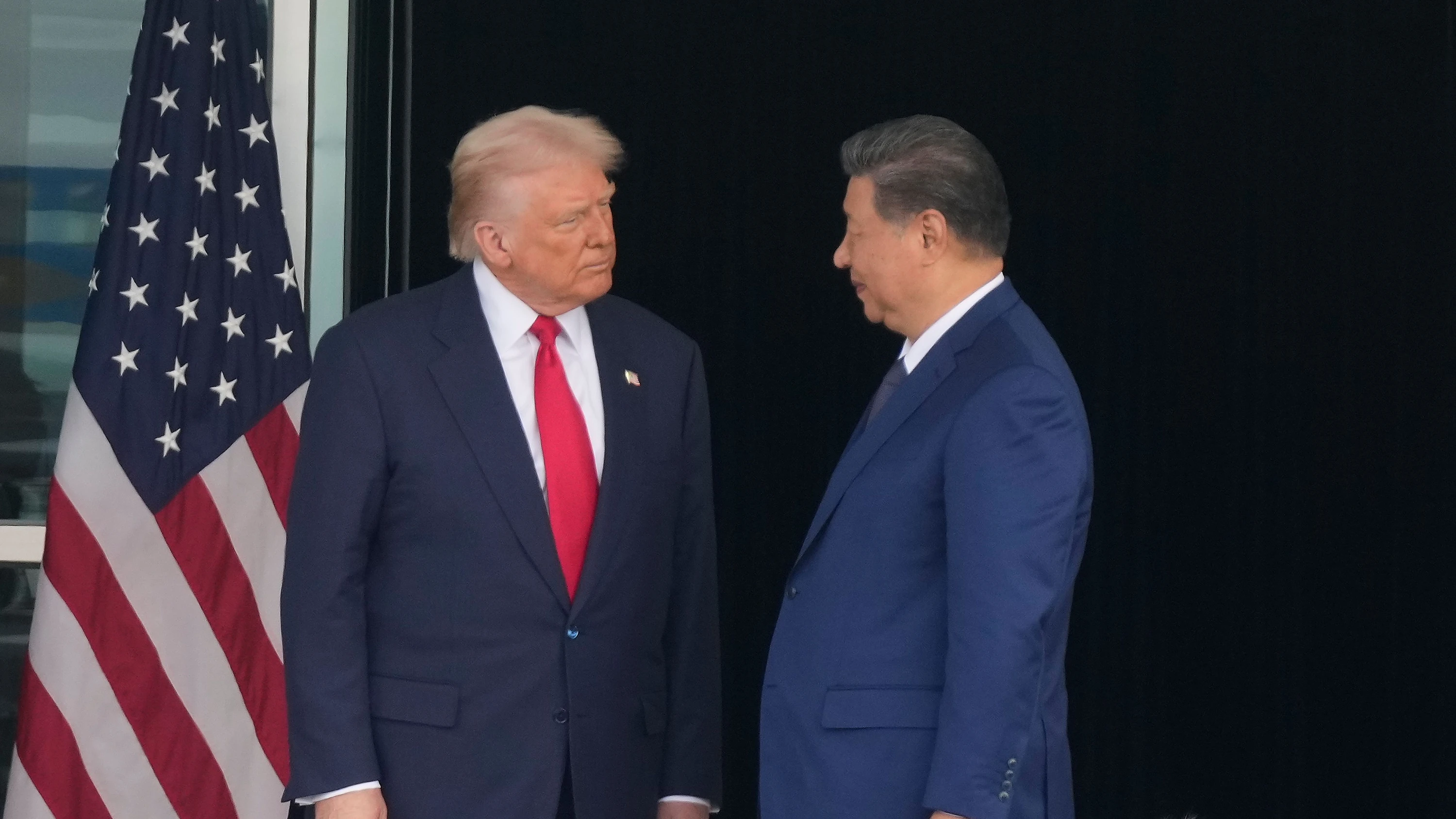 Südkorea, Busan: US-Präsident Donald Trump (l) und der chinesische Präsident Xi Jinping 2025 - dpa