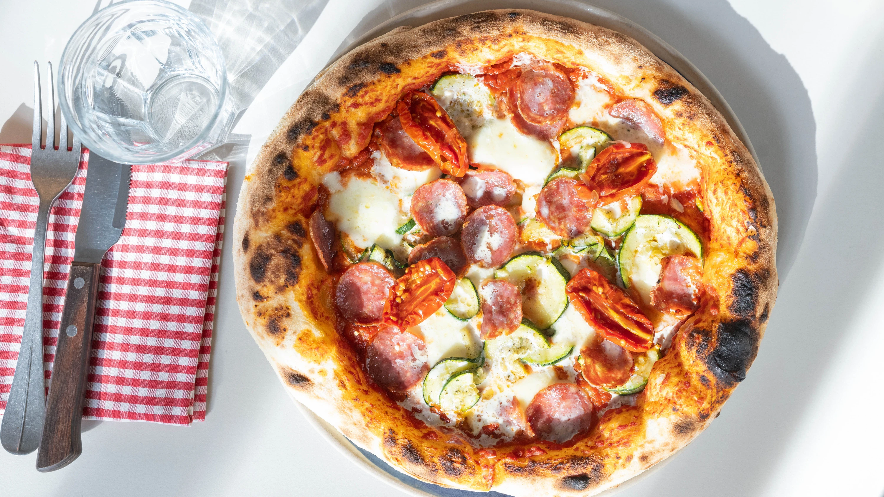 Pizza im Mainzer Zollhafen: Die „Rosso“ mit Tomatensauce, Mozzarella, Zucchini, Ricottacreme und Salami ist eine von fünf Varianten, die im „Liesbeth“ serviert werden. - Wonge Bergmann