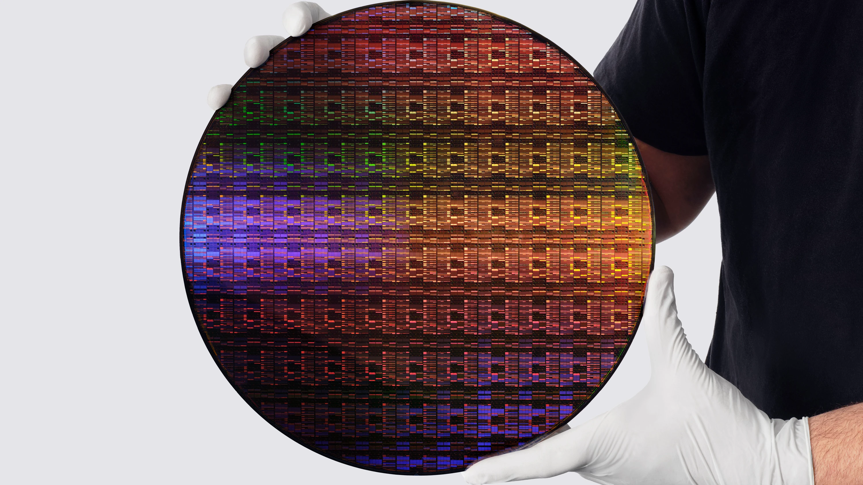 Mit modernster Halbleitertechnik gefertigt: Siliziumwafer mit unzähligen Mikrochips - IBM