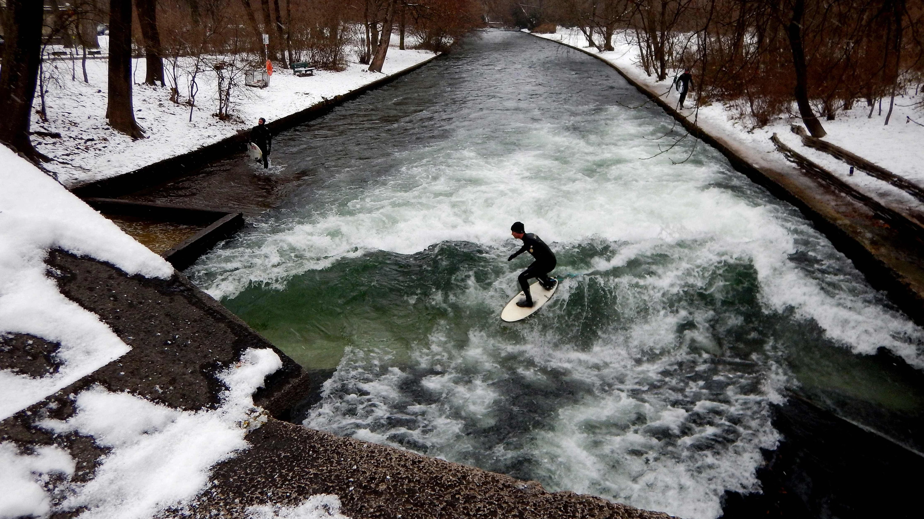 Konflikt um Eisbachwelle: Nach der Eskalation rudern die Surfer auf dem Eisbach zurück
