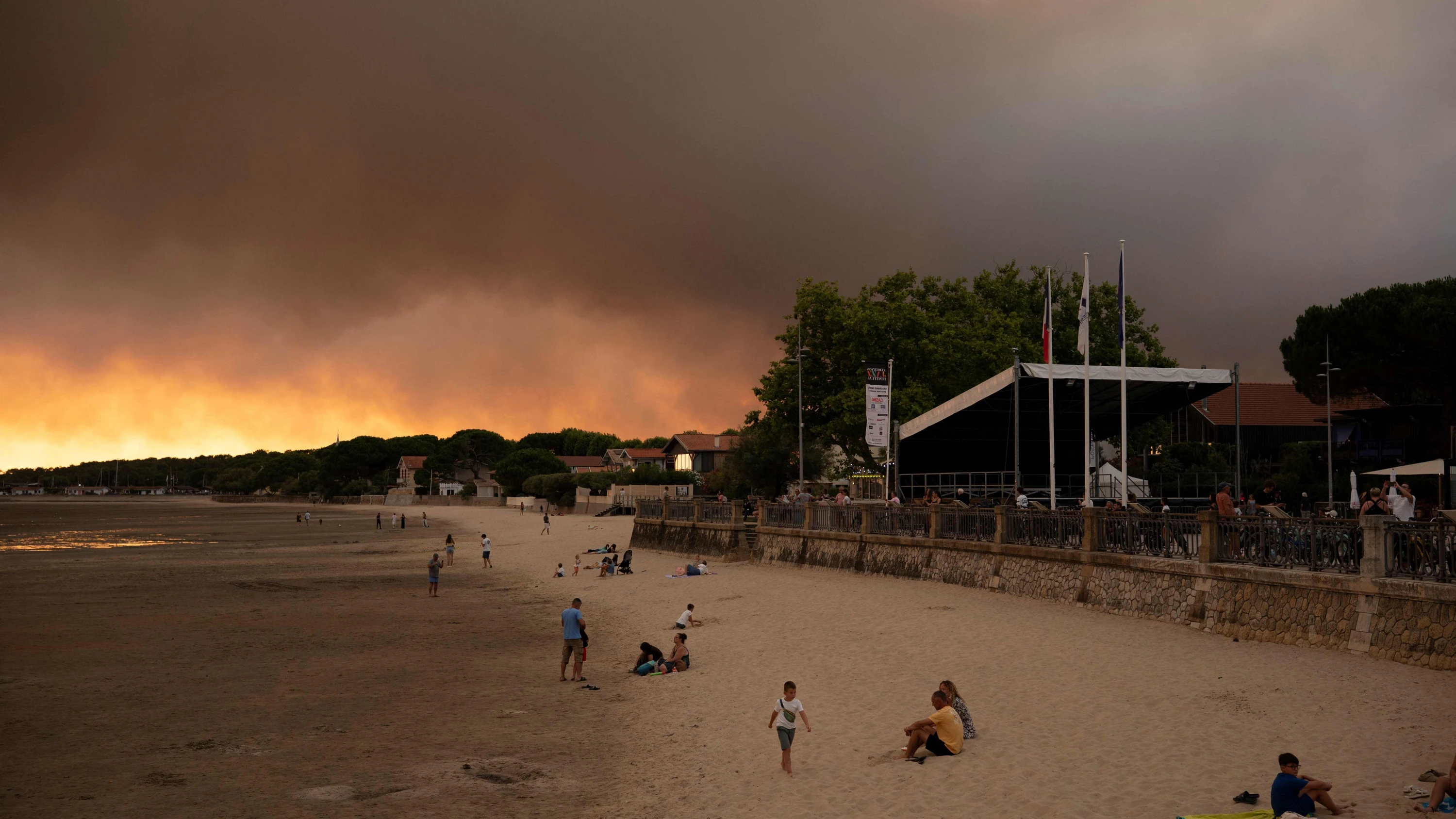 Strand von Andernos-Les-Bains: In Südwestfrankreich wüten schwere Brände. - dpa