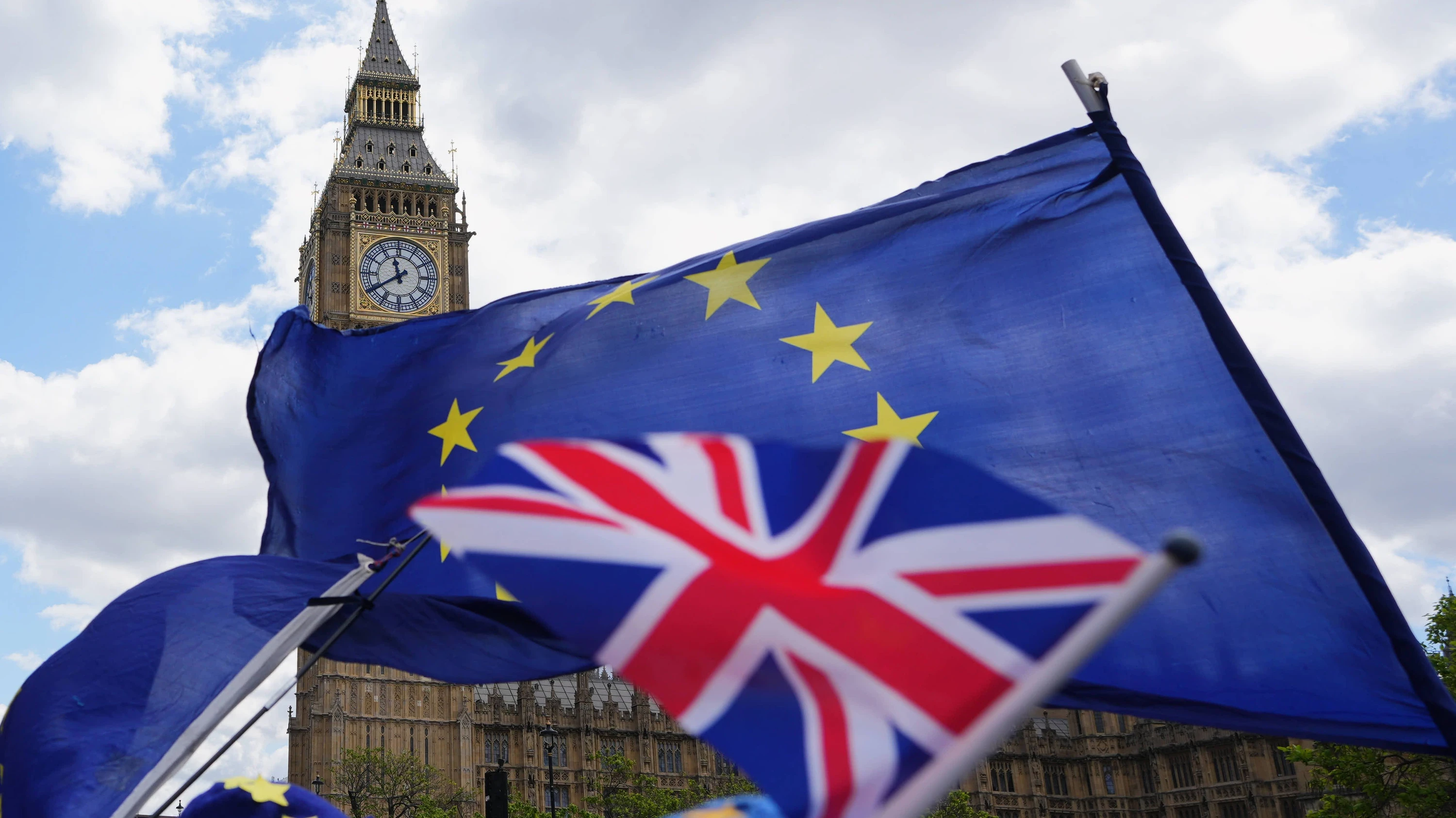 Pro-EU-Aktivisten halten Fahnen in der Nähe des Parlaments, während der britische Premierminister an der wöchentlichen Sitzung der Premierministerfragen in London teilnimmt. - dpa