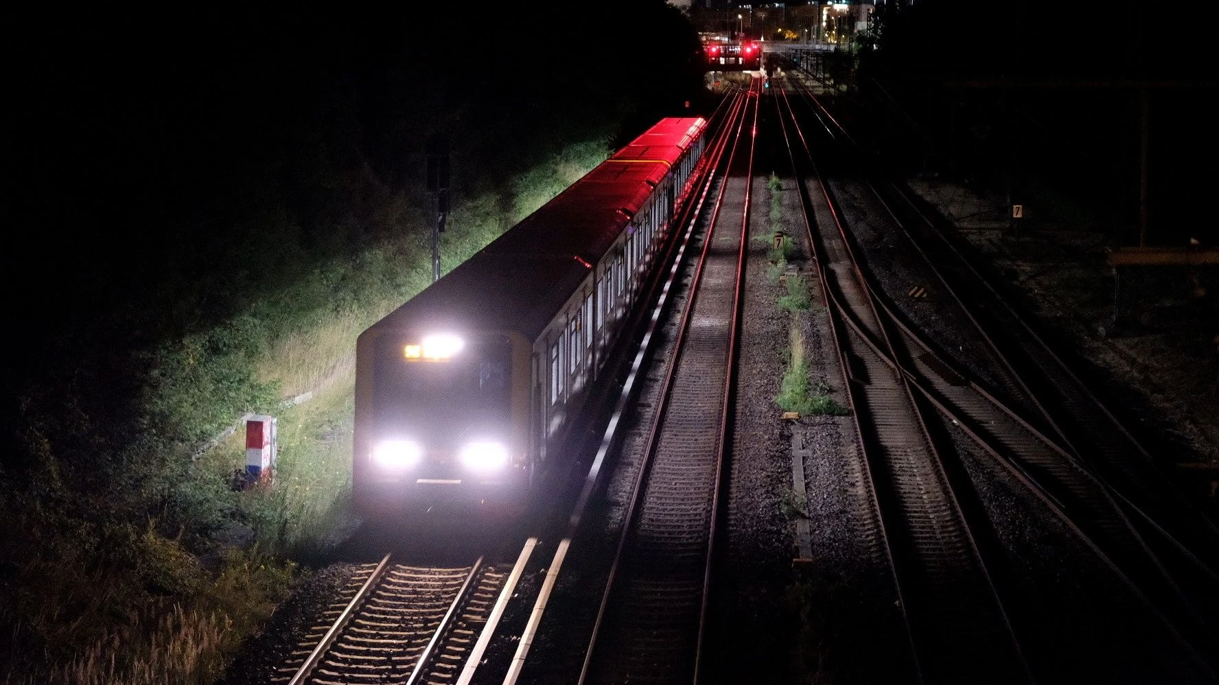 Fahrende Berliner S-Bahn auf der Ringbahn Brücke Kniprodestraße. Der Verkehr der Deutschen Bahn war wegen einer Funkstörung bundesweit eingestellt. - dpa