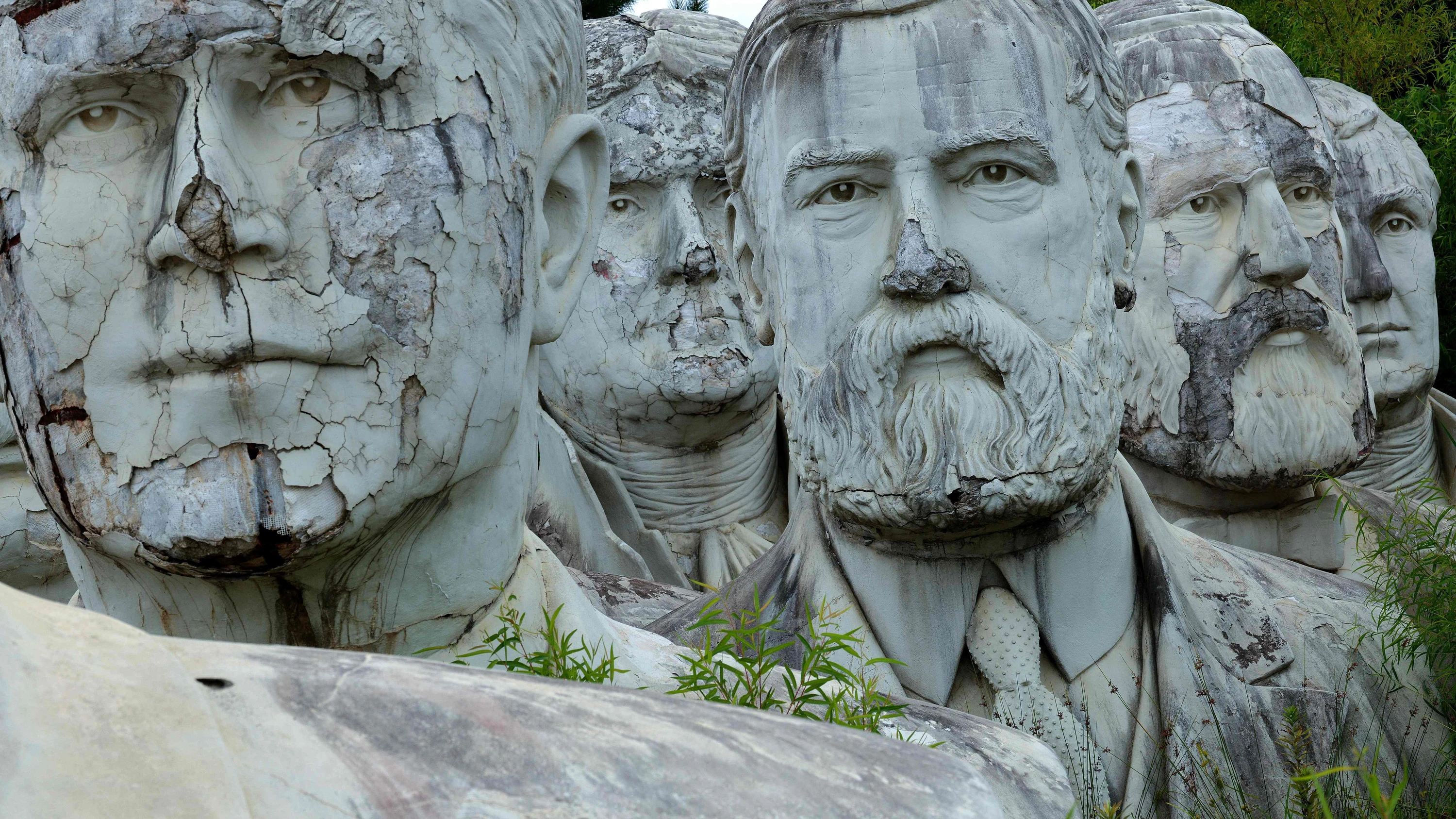 Steinerne Giganten, unter ihnen rechts neben den früheren Präsidenten George W. Bush, Thomas Jefferson, Benjamin Harrison und James Garfield auch James Monroe. Sie werden auf einem Privatgelände in Williamsburg, Virginia vor dem Verfall bewahrt. - AFP