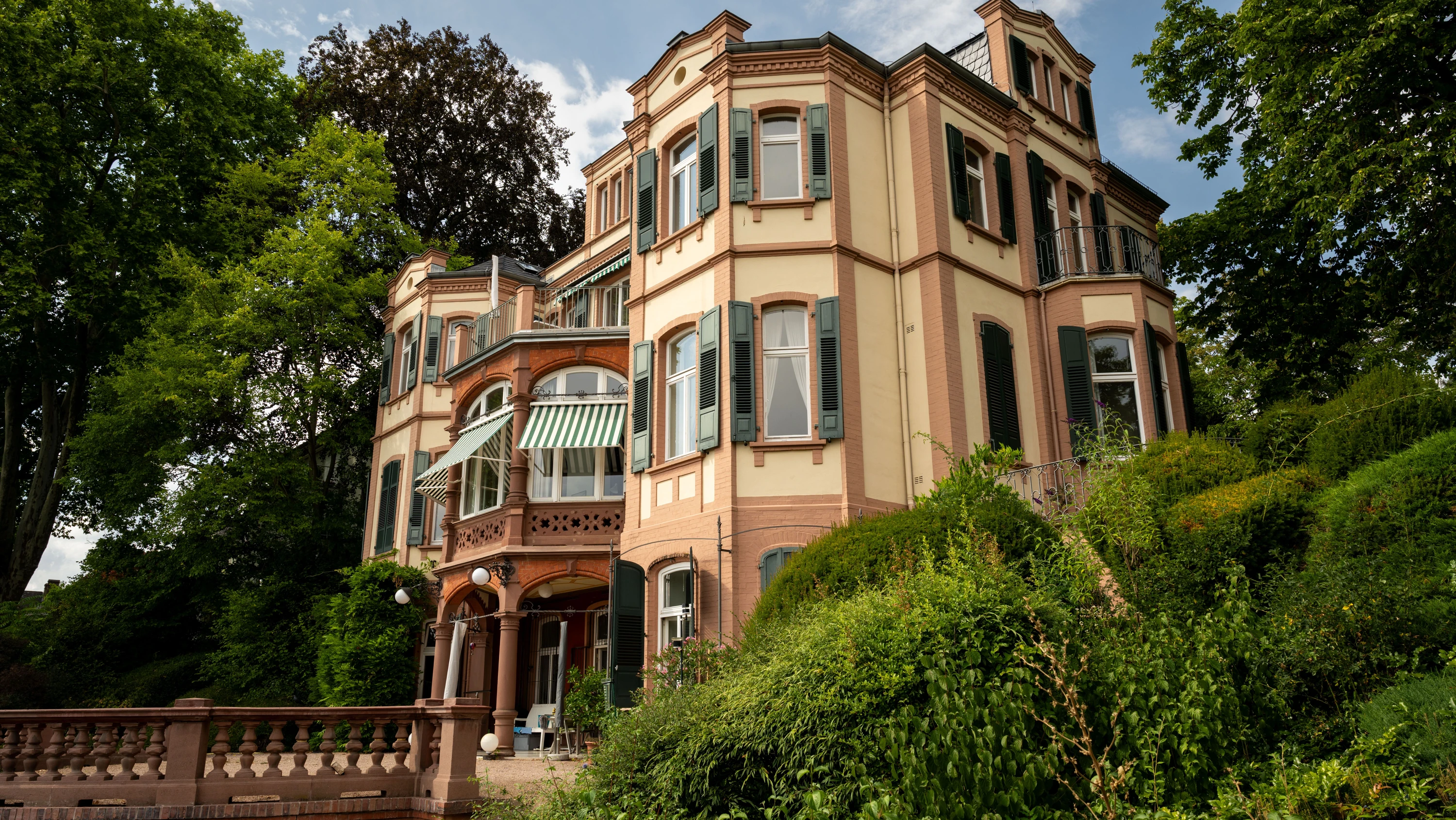 Am Rhein ließ es sich für Richard Wagner gut aushalten: In dieser Villa in Biebrich bezog er 1862 eine Wohnung – rechts am Haus sein Balkon. - Inga Klöber